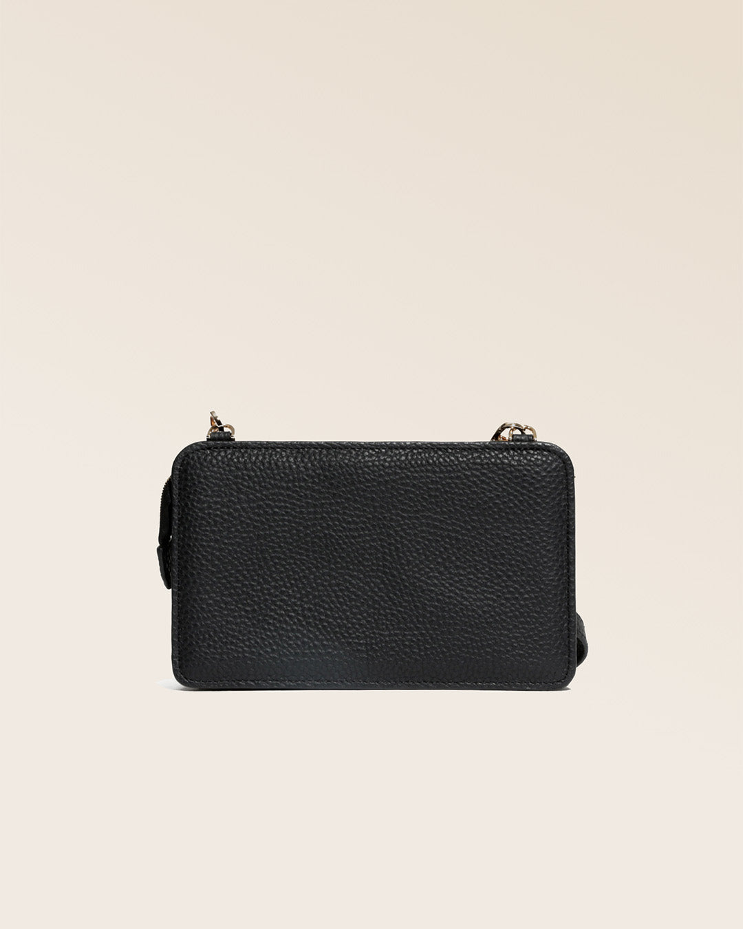 Notre pochette Manolo en cuir façon vigogne noir vue de dos en studio.
