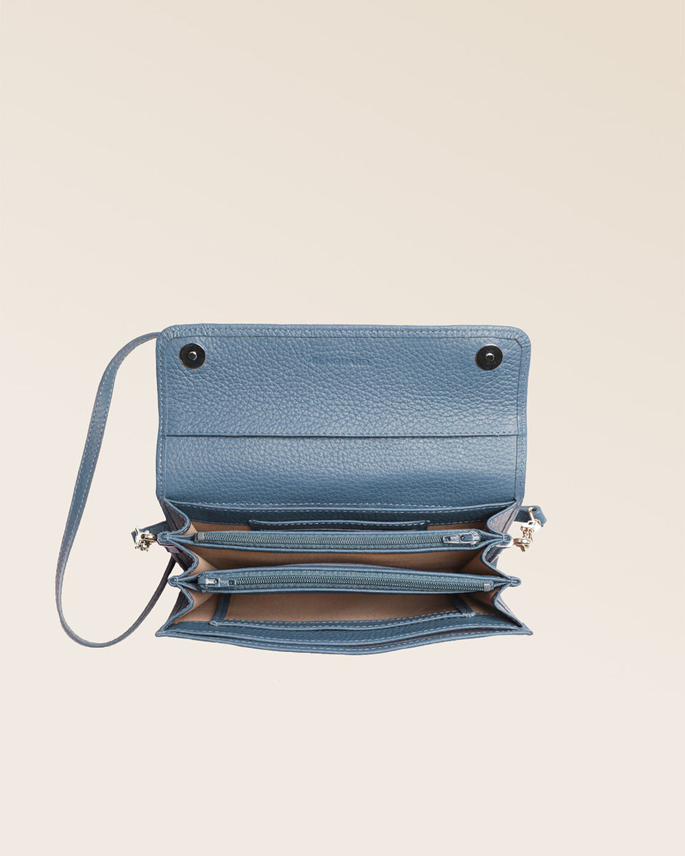 Notre pochette Raphaël en cuir façon vigogne bleu cobalt vue du dessus en studio.