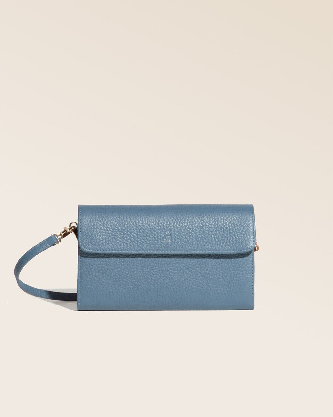 Notre pochette Raphaël en cuir façon vigogne bleu cobalt vue de face en studio.