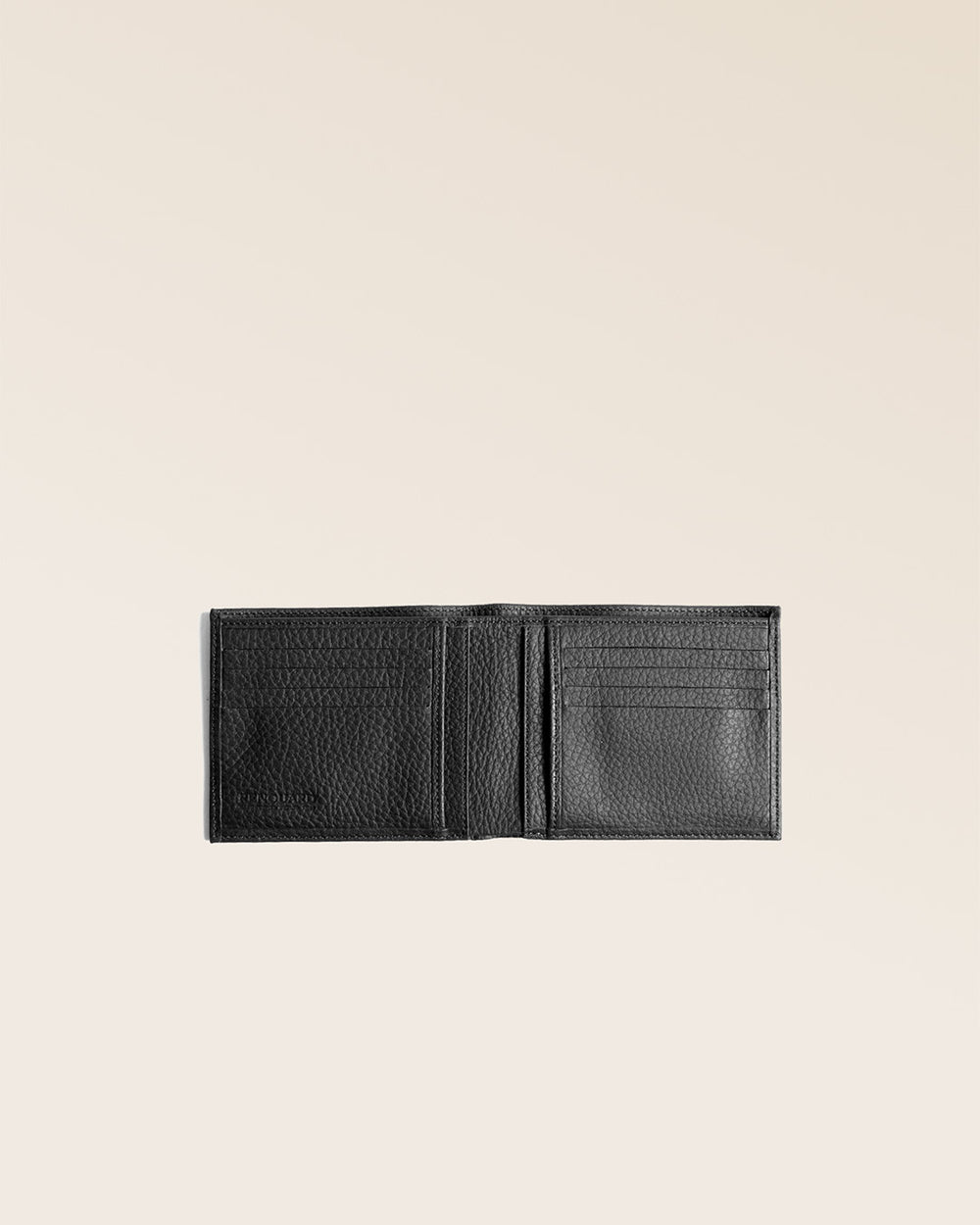 Notre porte-billets CB en cuir façon vigogne noir vu ouvert en studio.