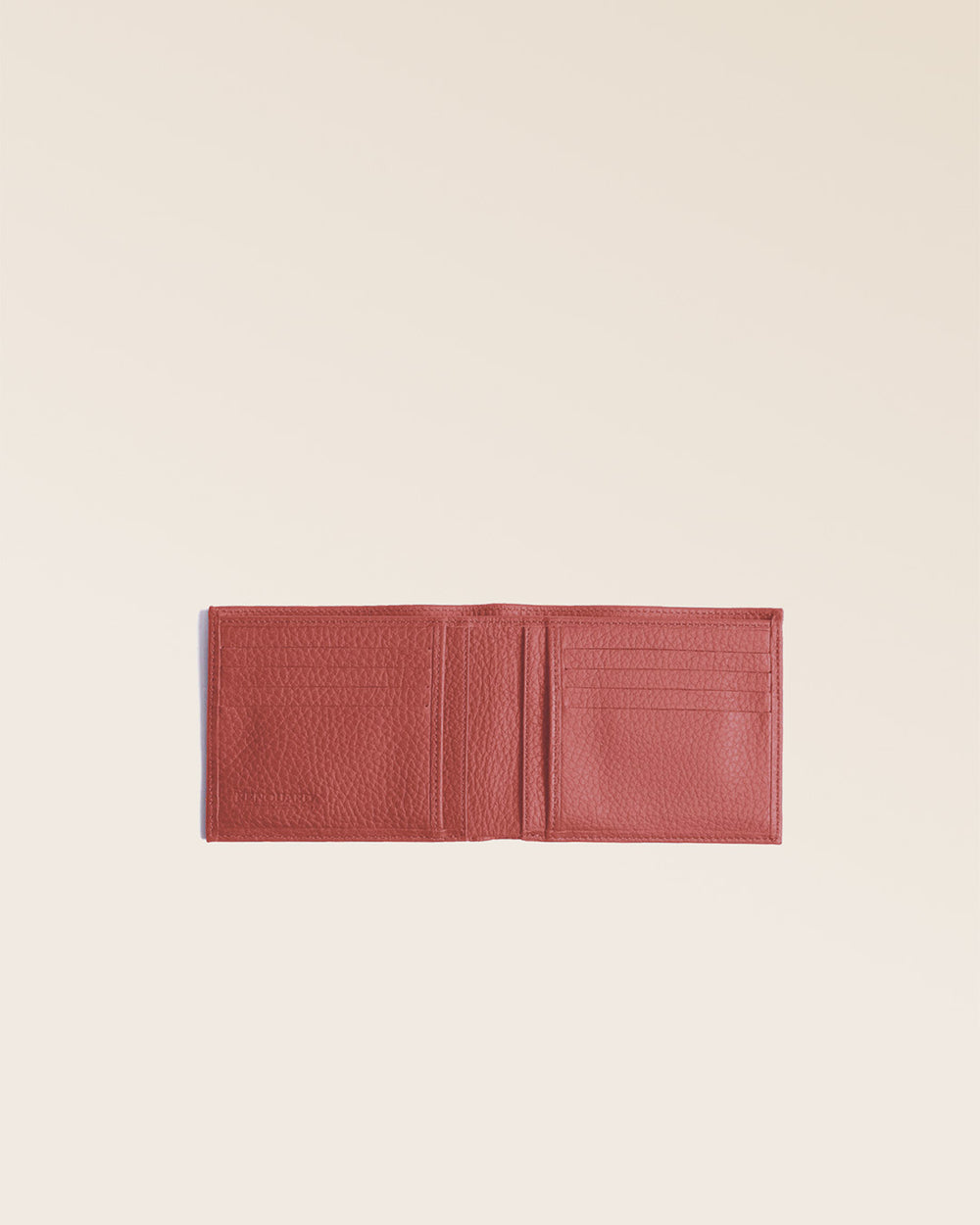 Notre porte-billets CB en cuir façon vigogne terracotta vu ouvert en studio.