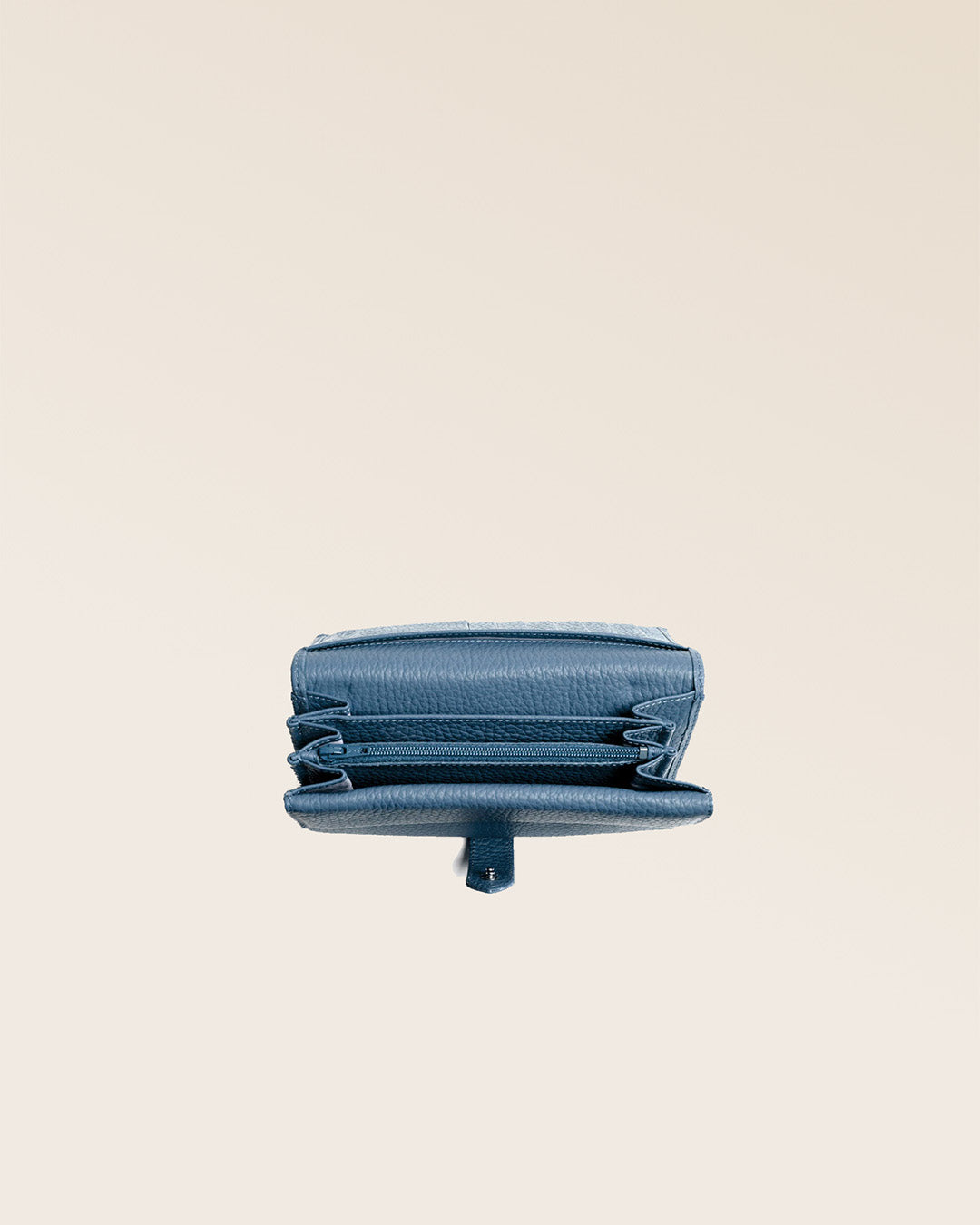 Notre porte-monnaie Adèle en cuir façon vigogne bleu cobalt vu du dessus en studio.
