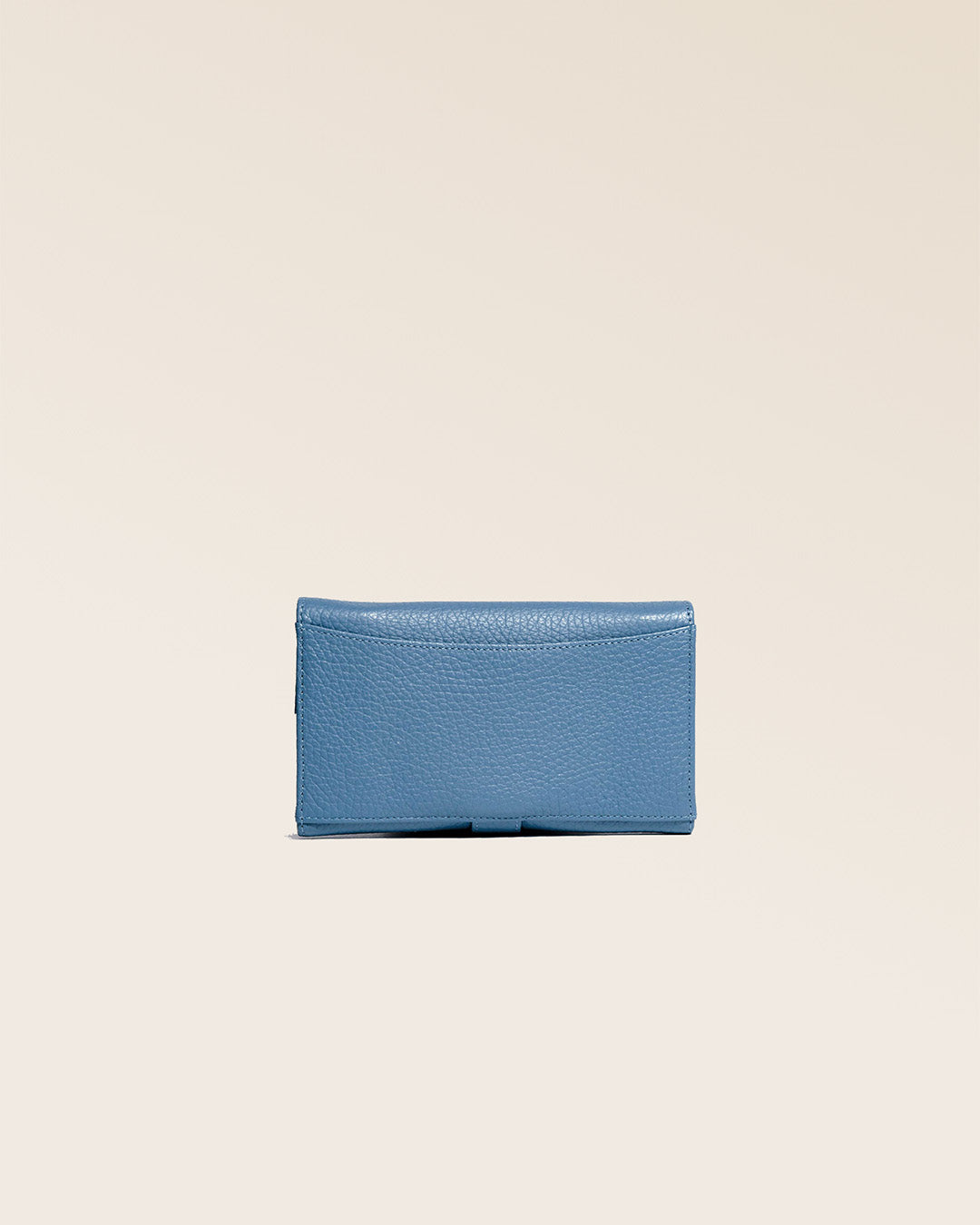Notre porte-monnaie Adèle en cuir façon vigogne bleu cobalt vu de dos en studio.