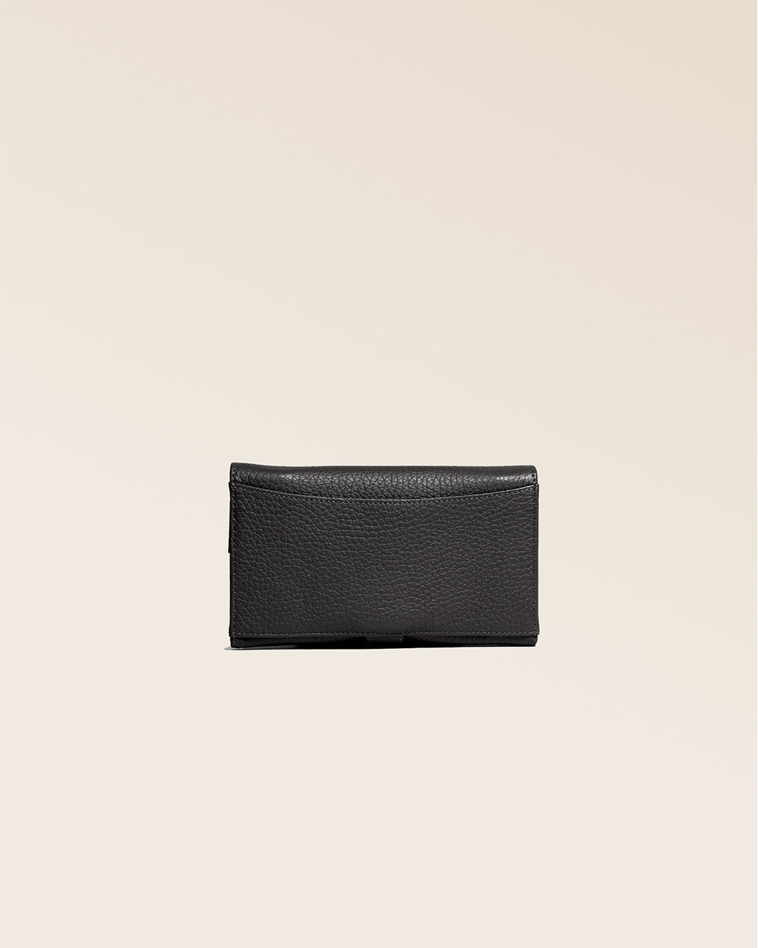Notre porte-monnaie Adèle en cuir façon vigogne noir vu de dos en studio.