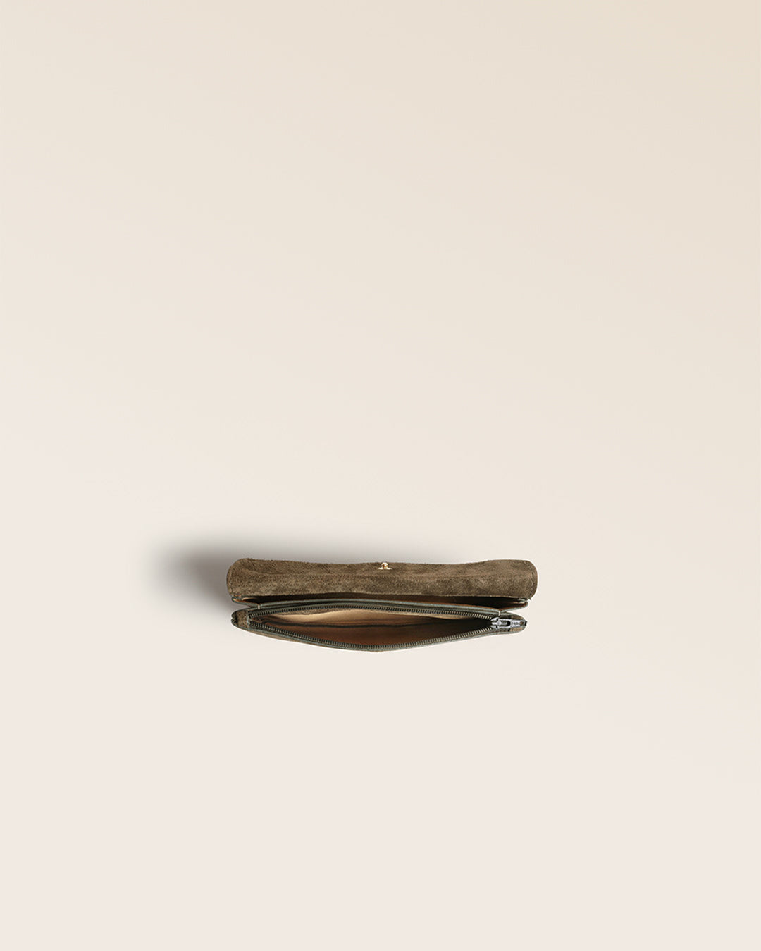 Notre porte-monnaie Lilou Renouard en cuir veau velours truffe, vu du dessus en studio.