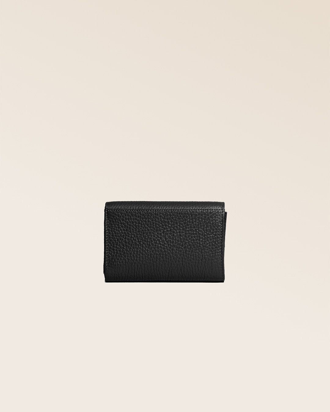 Notre porte-monnaie Opale en cuir façon vigogne noir vu de dos en studio.