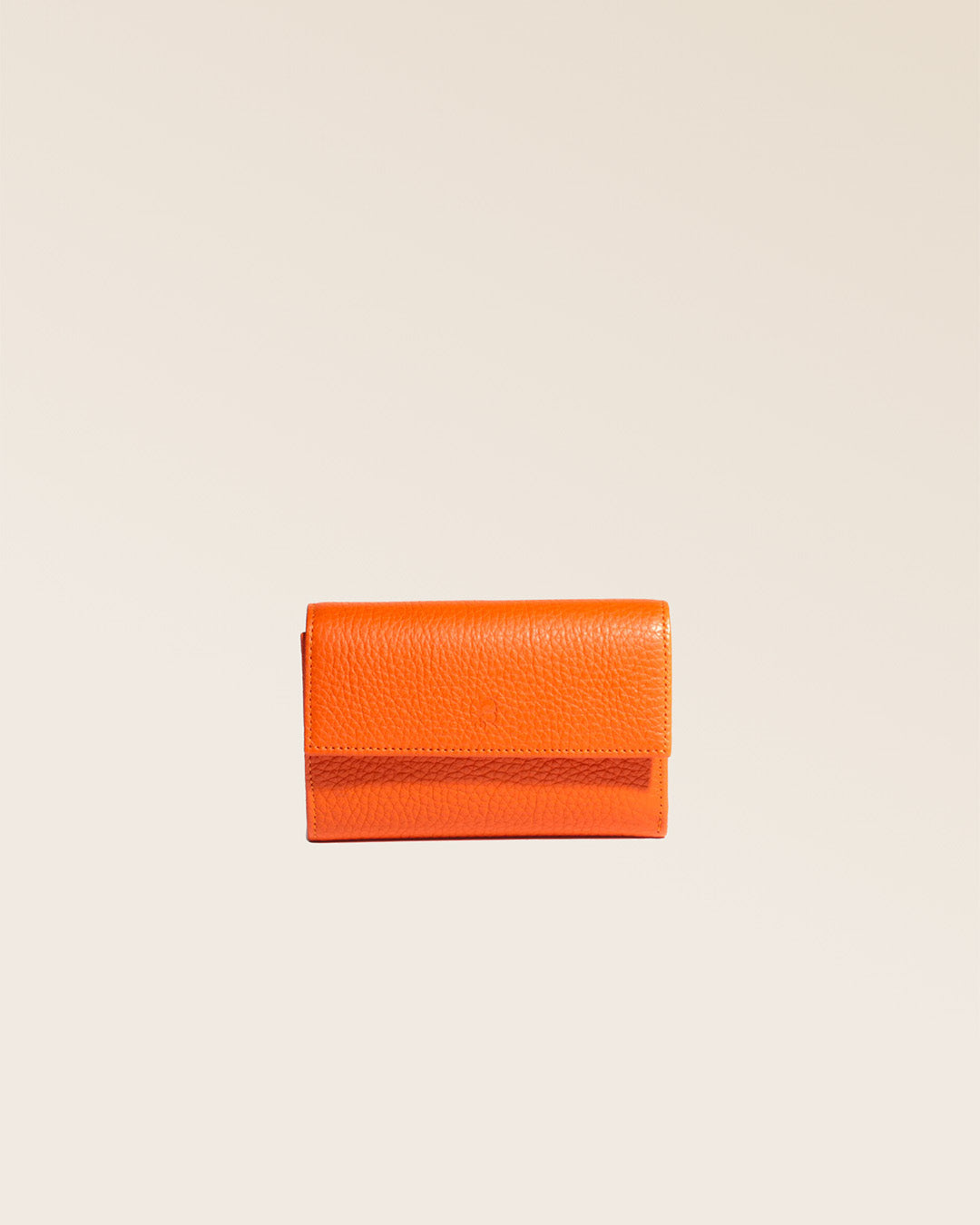 Notre porte-monnaie Opale en cuir façon vigogne orange vu de face en studio.