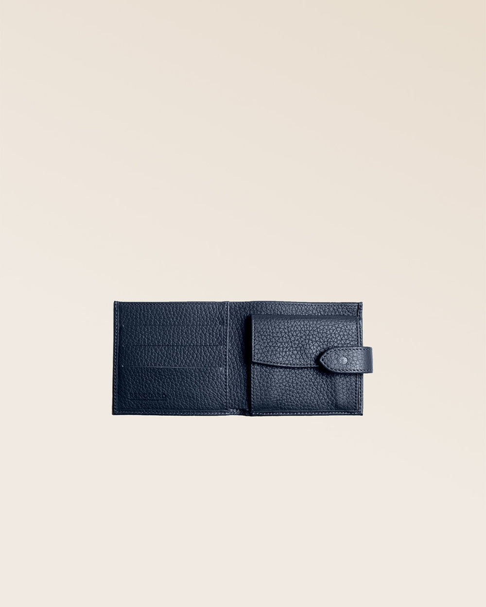 Notre porte-monnaie Rabat en cuir façon vigogne bleu marine vu ouvert en studio.
