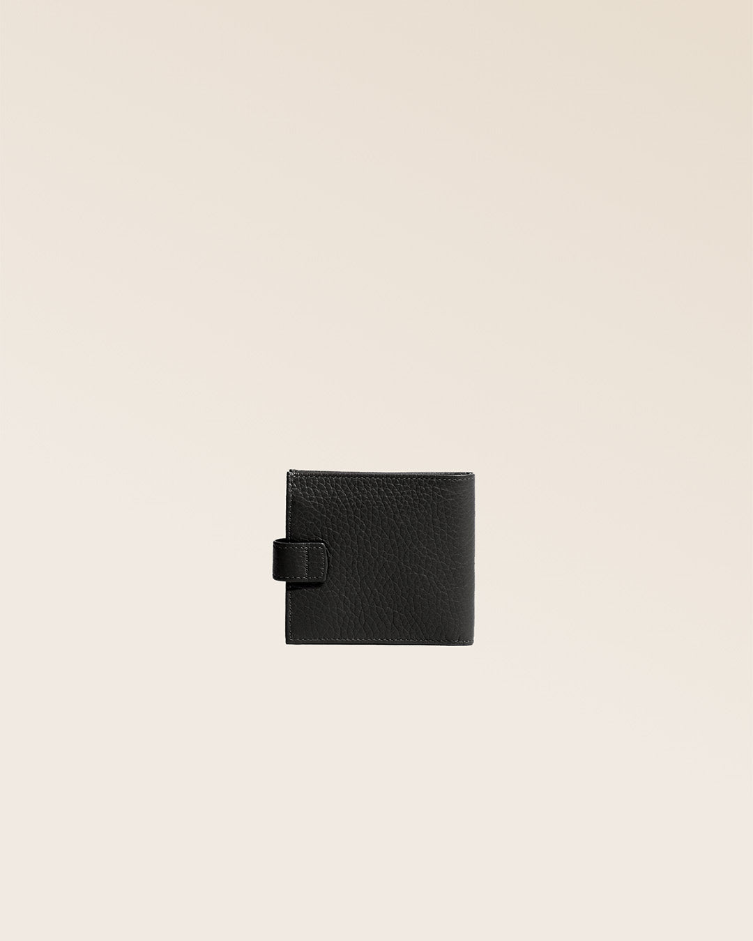 Notre porte-monnaie Rabat en cuir façon vigogne noir vu de dos en studio.