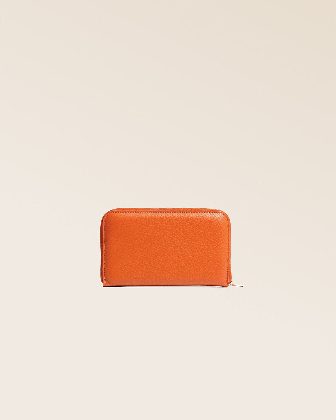 Notre porte-monnaie Samba en cuir façon vigogne orange vu de dos en studio.