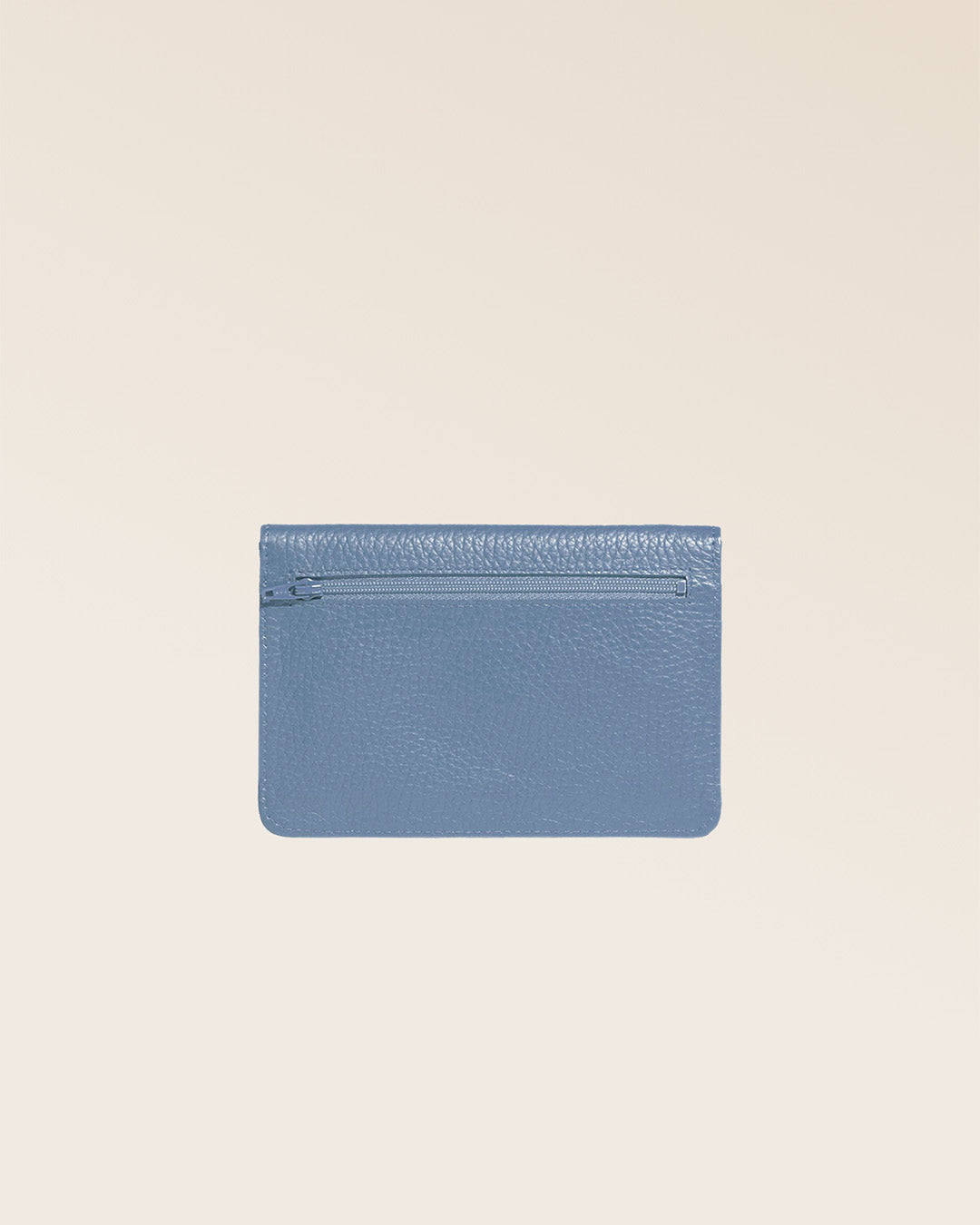 Notre porte-papiers Aurore en cuir façon vigogne bleu cobalt vu de dos en studio.