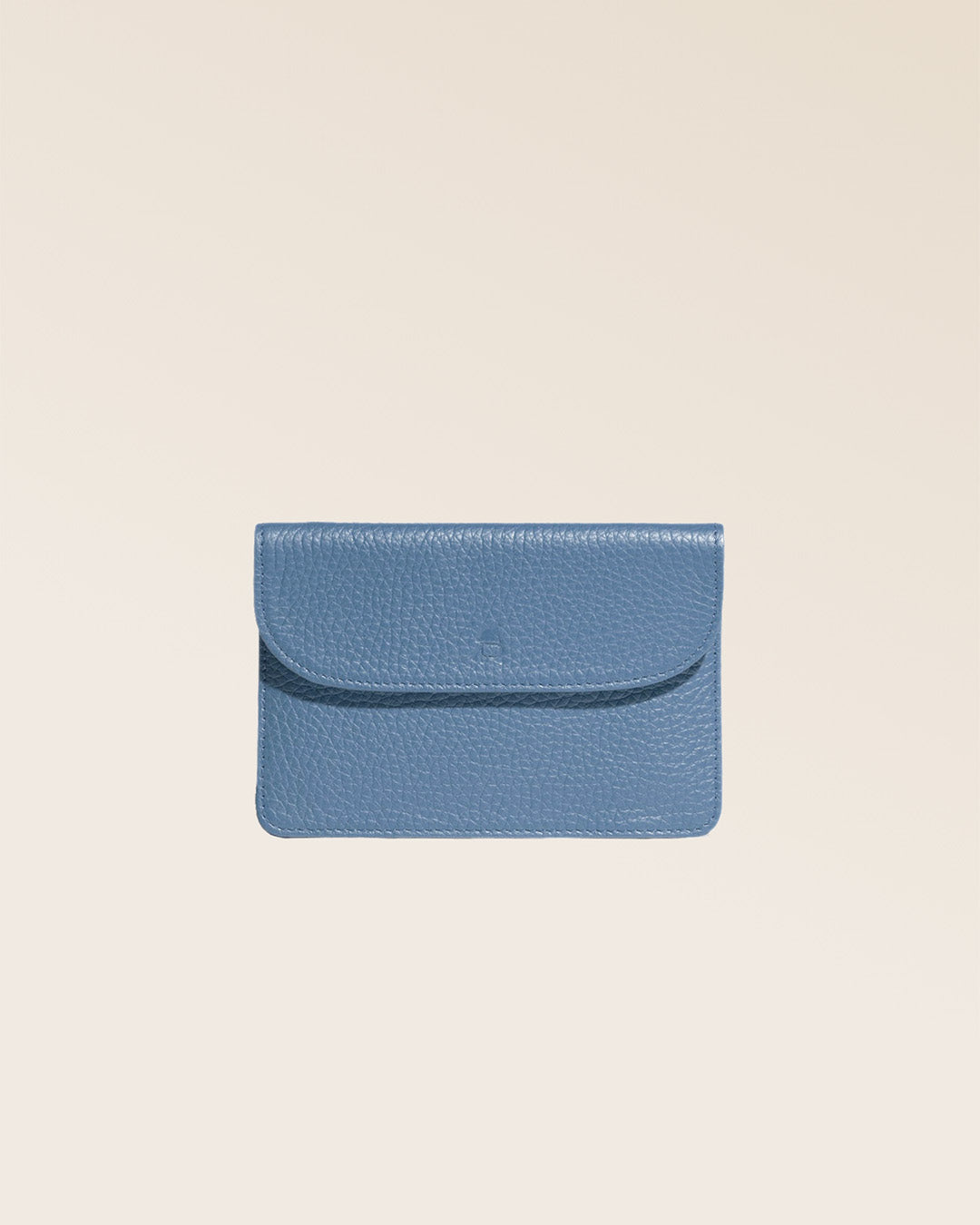 Notre porte-papiers Aurore en cuir façon vigogne bleu cobalt vu de face fermé en studio.