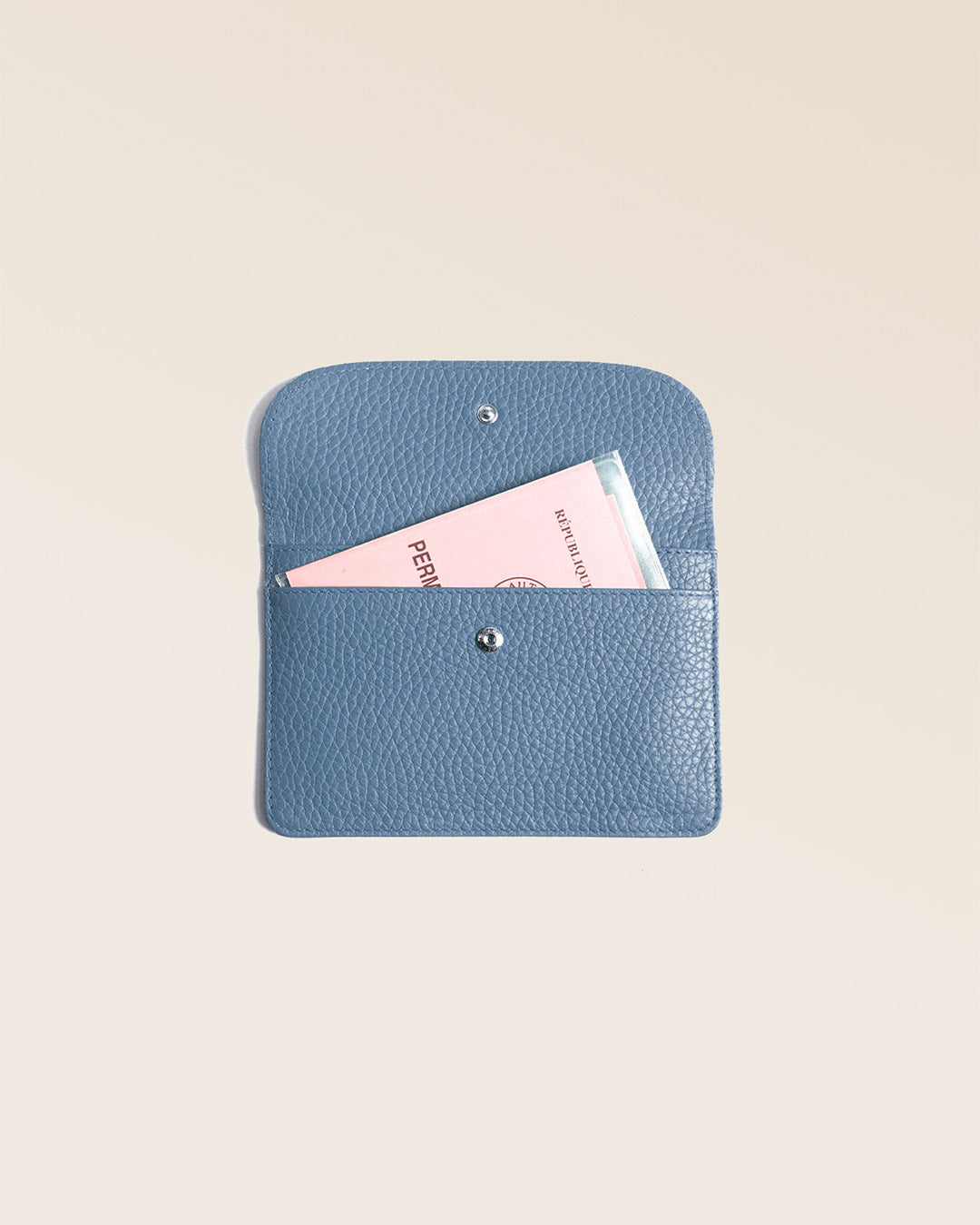 Notre porte-papiers Aurore en cuir façon vigogne bleu cobalt vu de face ouvert en studio.