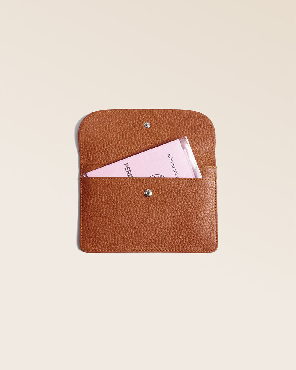 Notre porte-papiers Aurore en cuir façon vigogne fauve vu ouvert en studio.