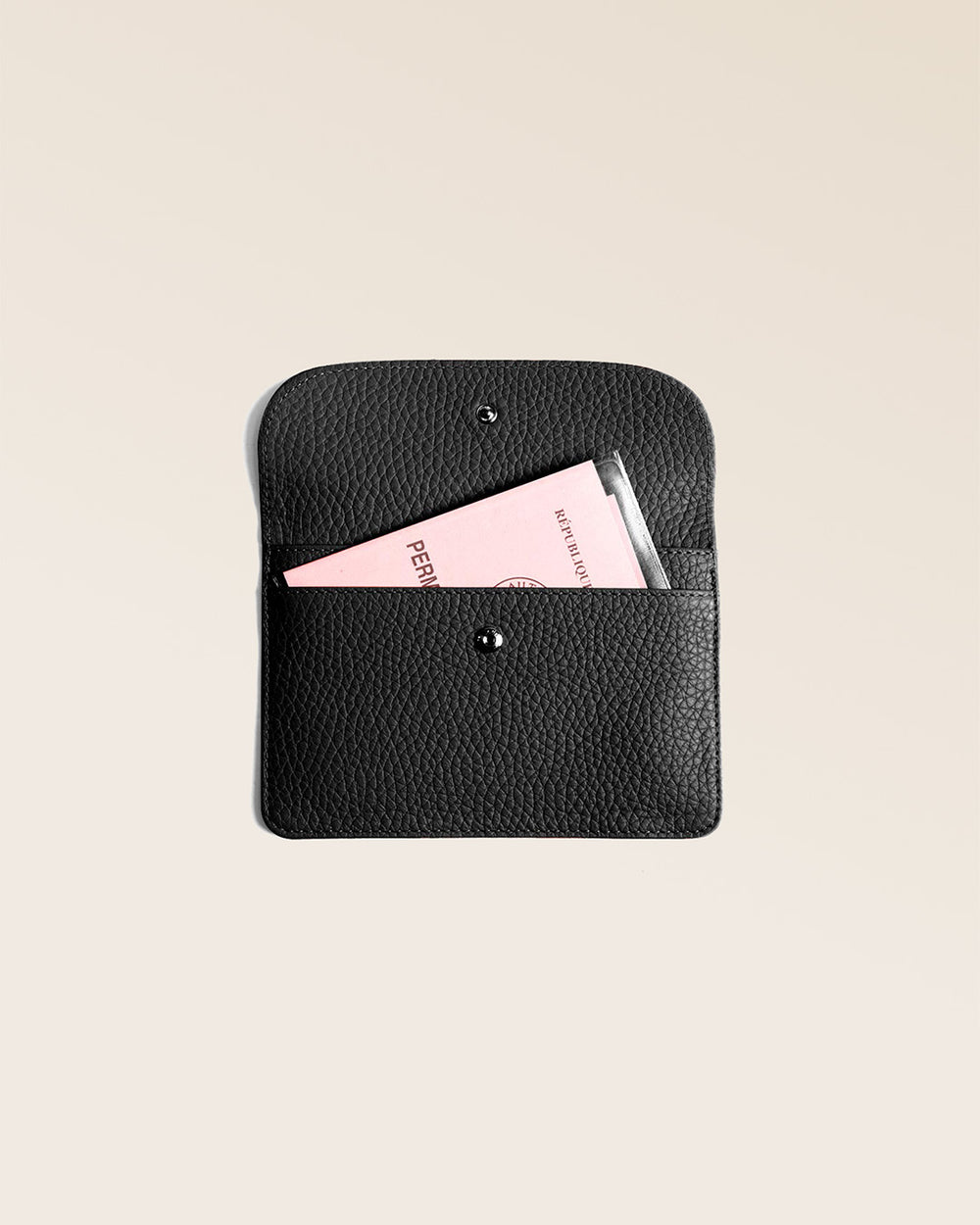 Notre porte-papiers Aurore en cuir façon vigogne noir vu de face ouvert en studio.