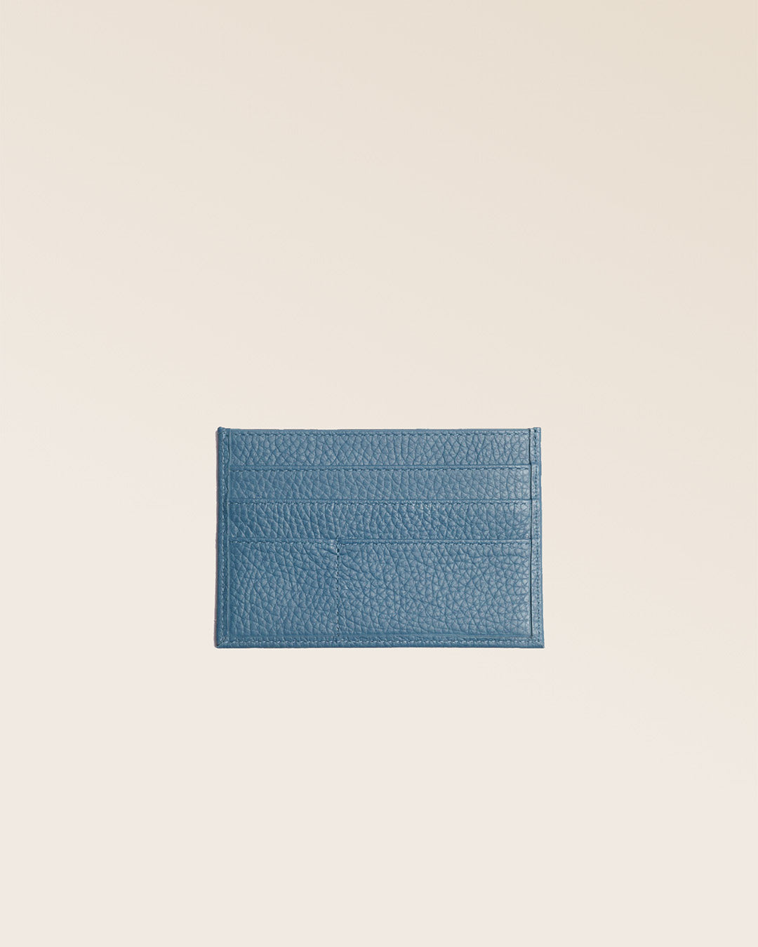 Notre porte-papiers en cuir façon vigogne bleu cobalt vu de dos en studio.