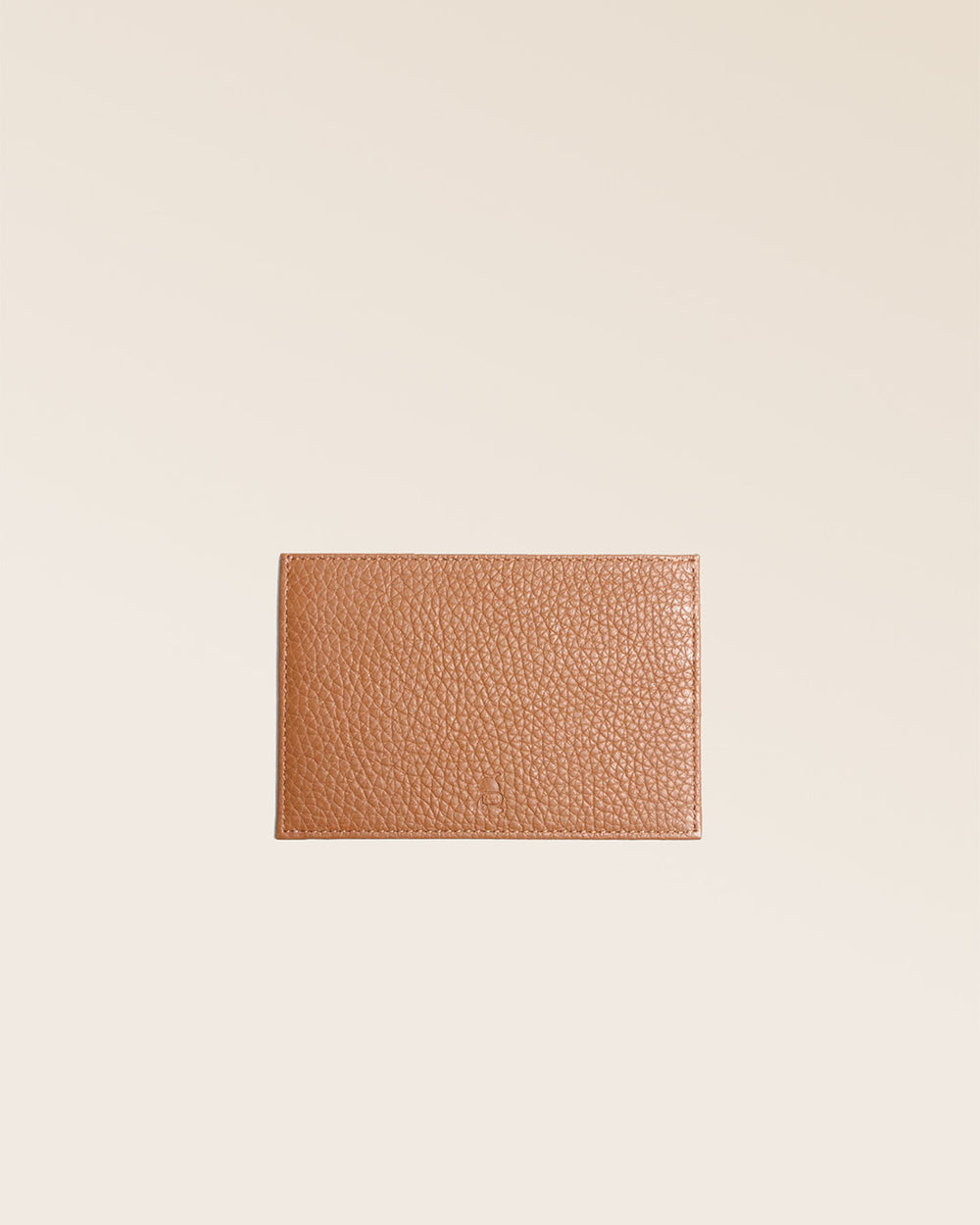 Notre porte-papiers en cuir façon vigogne fauve vu de face en studio.