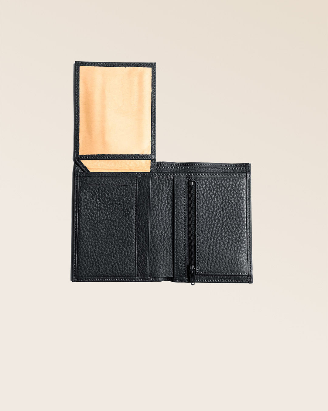 Notre portefeuille Malo en cuir façon vigogne noir vu ouvert totalement en studio.