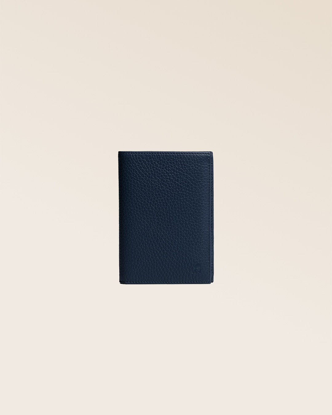 Notre portefeuille Papiers en cuir façon vigogne bleu marine vu de face en studio.