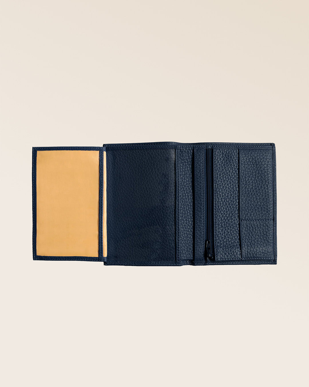 Notre portefeuille Papiers en cuir façon vigogne bleu marine vu ouvert totalement en studio.