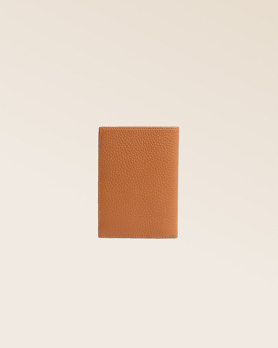 Notre portefeuille Papiers en cuir façon vigogne fauve vu de dos en studio.
