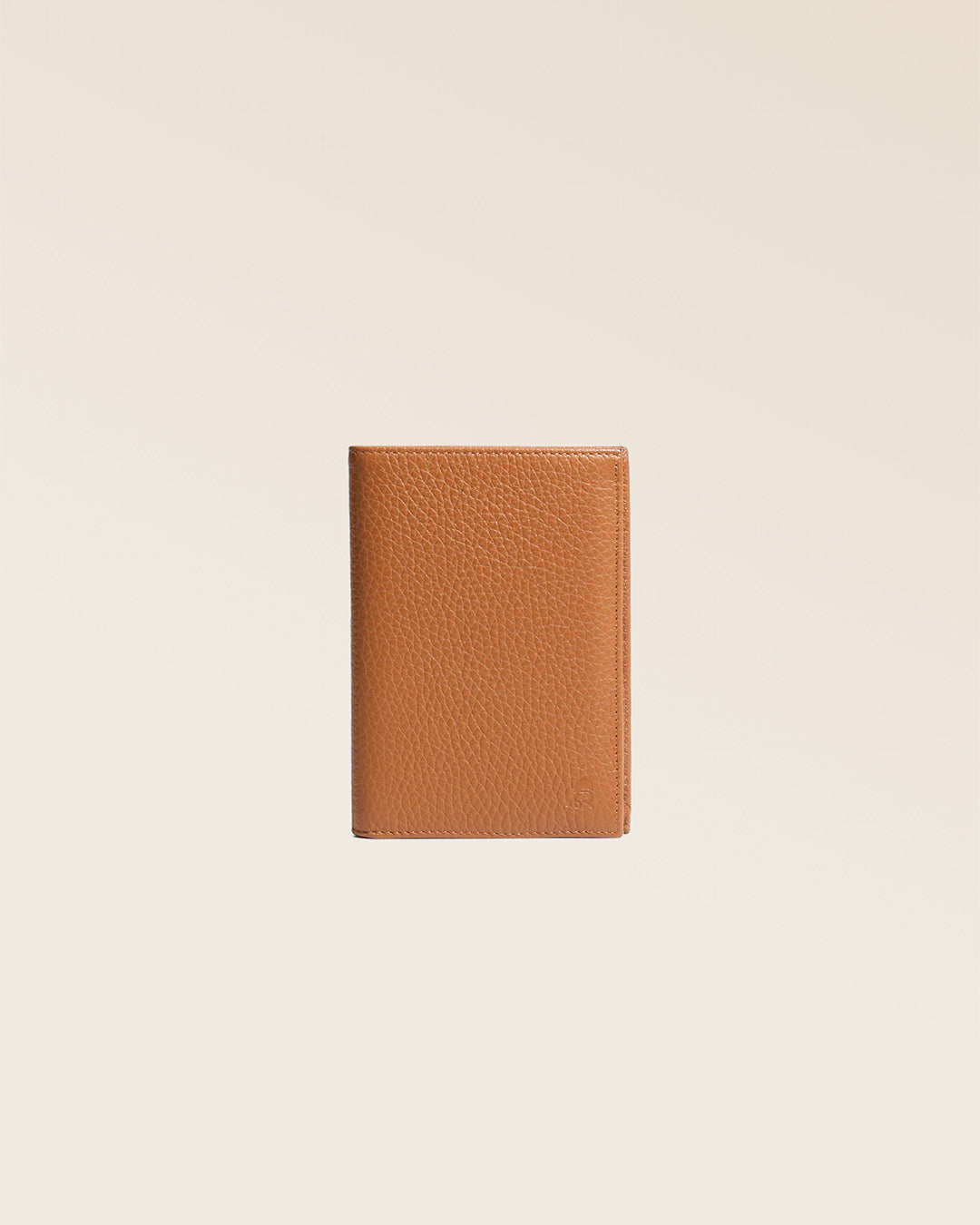 Notre portefeuille Papiers en cuir façon vigogne fauve vu de face en studio.