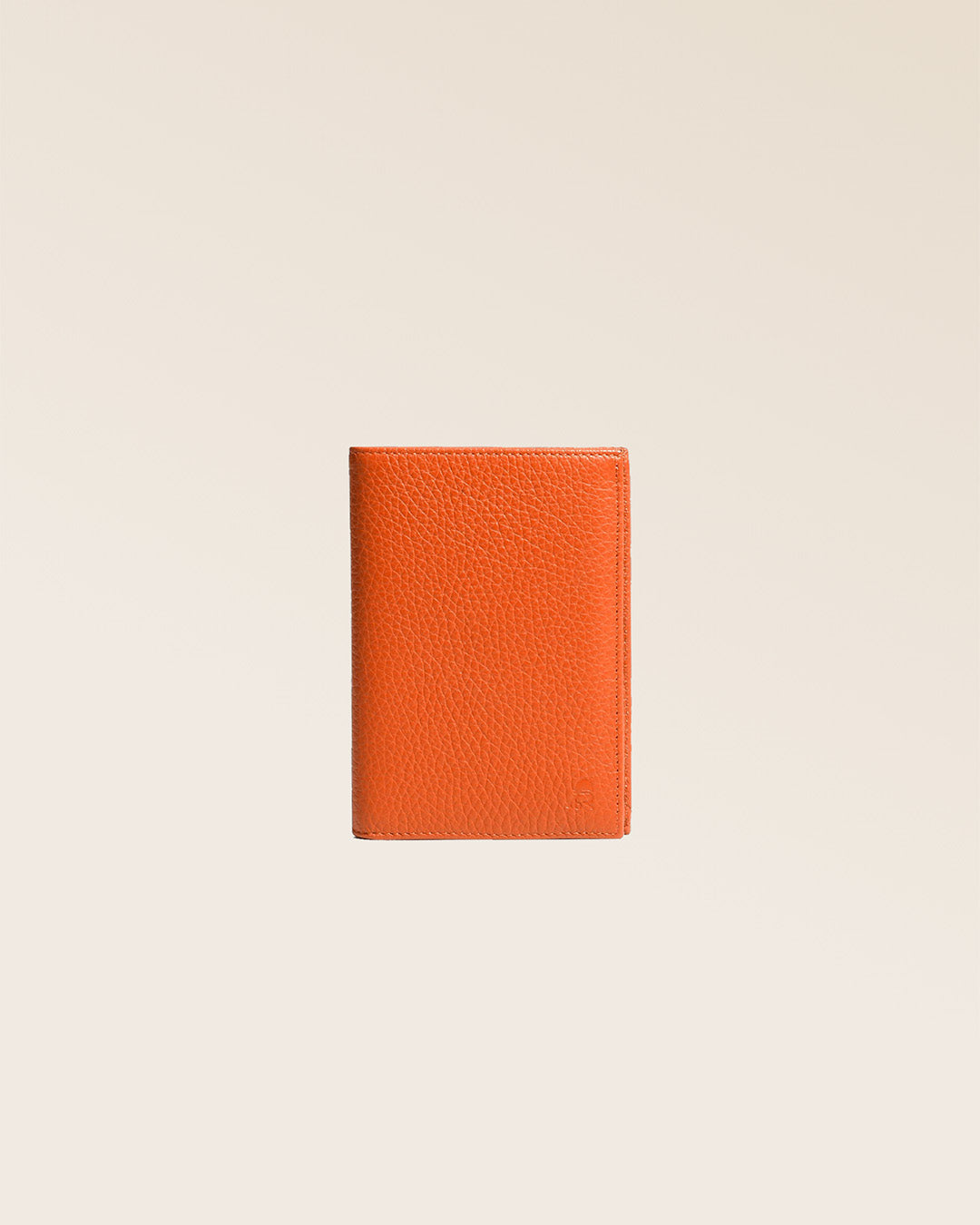 Notre portefeuille Papiers en cuir façon vigogne orange vu de face en studio.