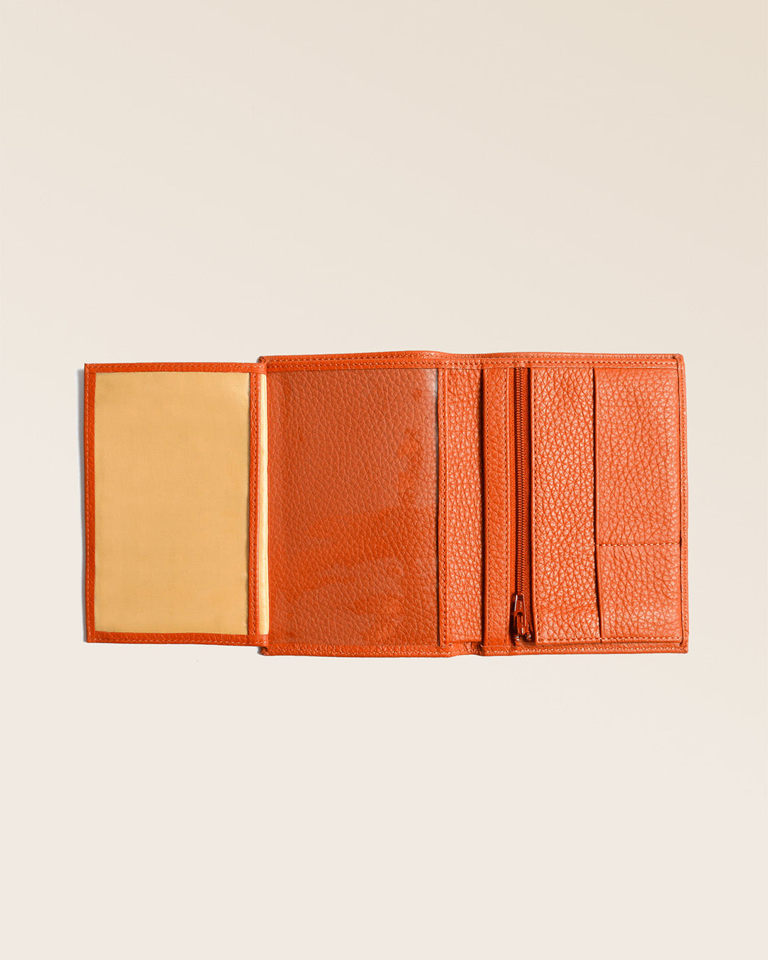 Notre portefeuille Papiers en cuir façon vigogne orange vu ouvert totalement en studio.
