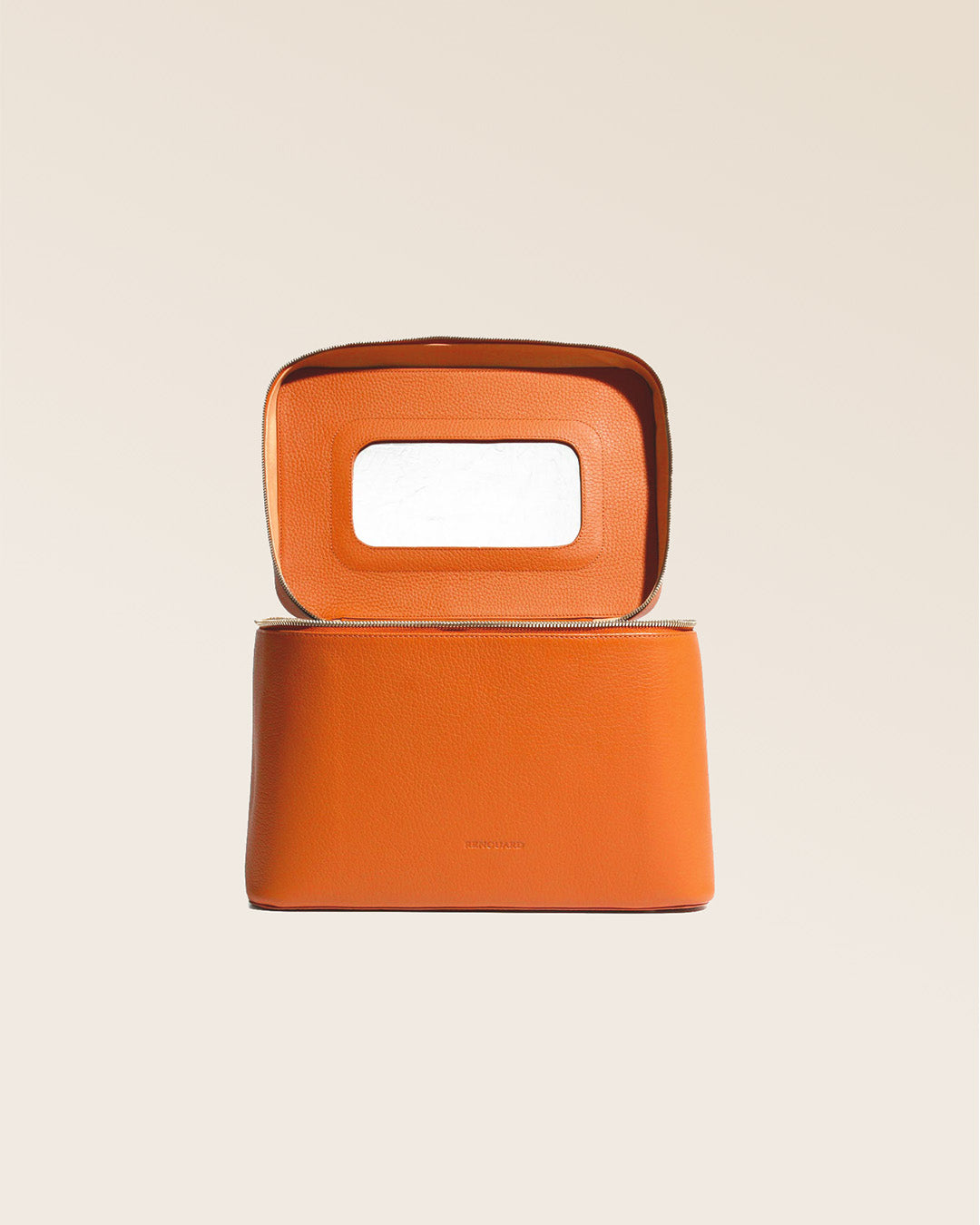 Notre Grand Vanity Renouard en cuir façon vigogne orange, vu de face ouvert en studio.