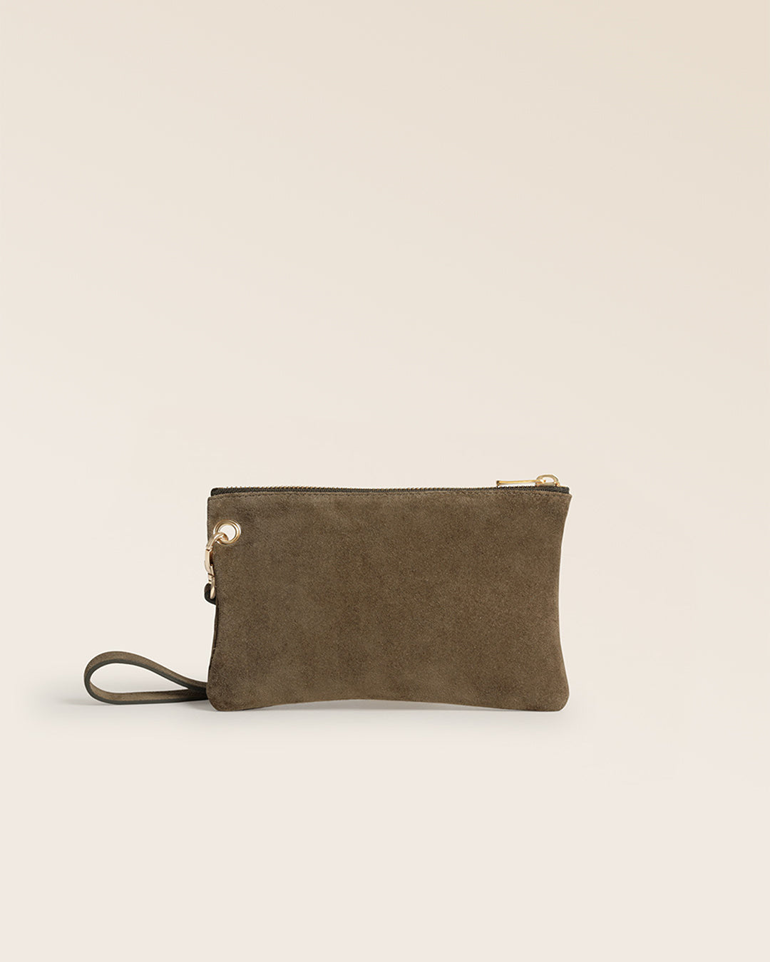 Notre pochette Emma Renouard en cuir veau velours truffe, vue de dos en studio.