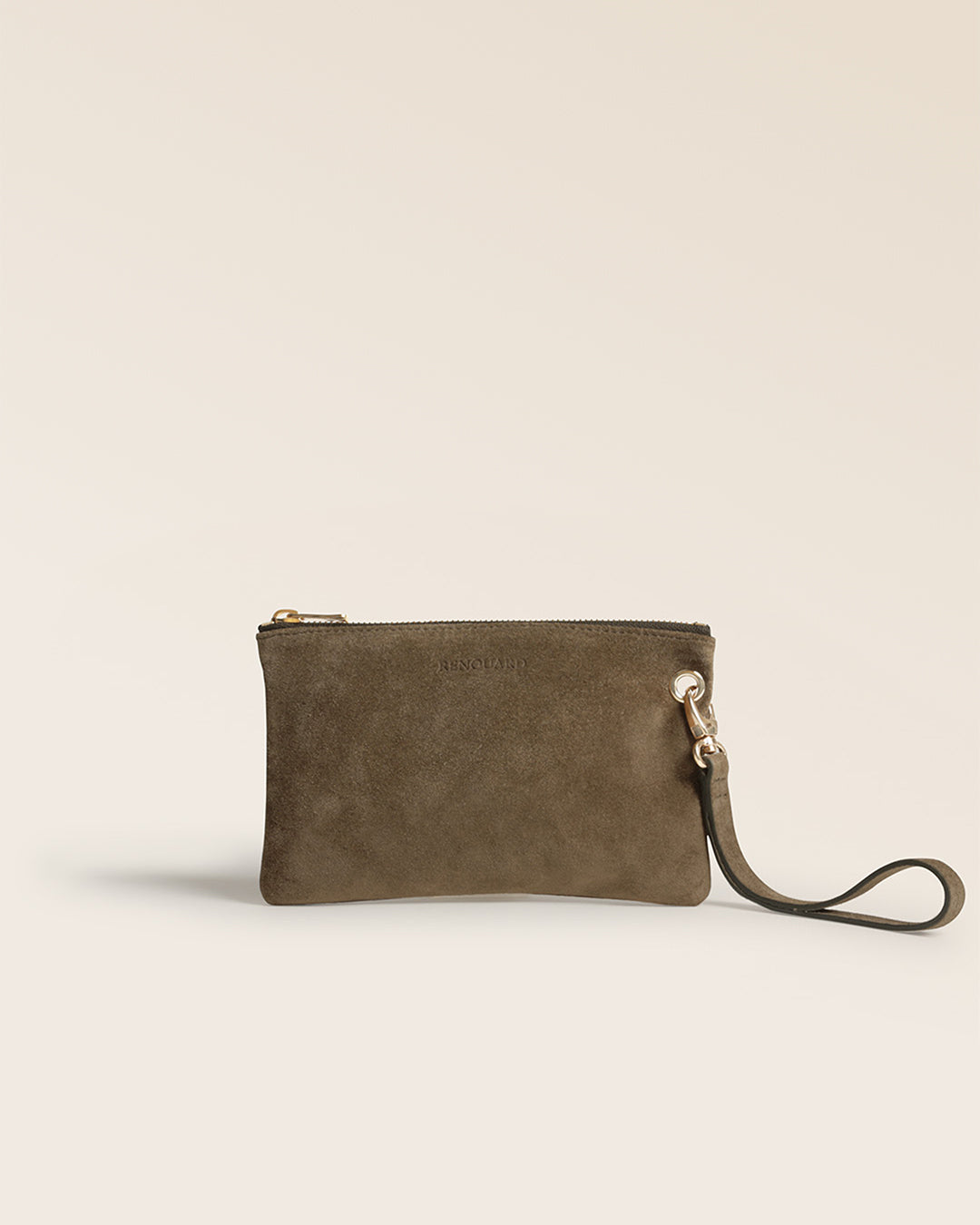 Notre pochette Emma Renouard en cuir veau velours truffe, vue de face en studio.