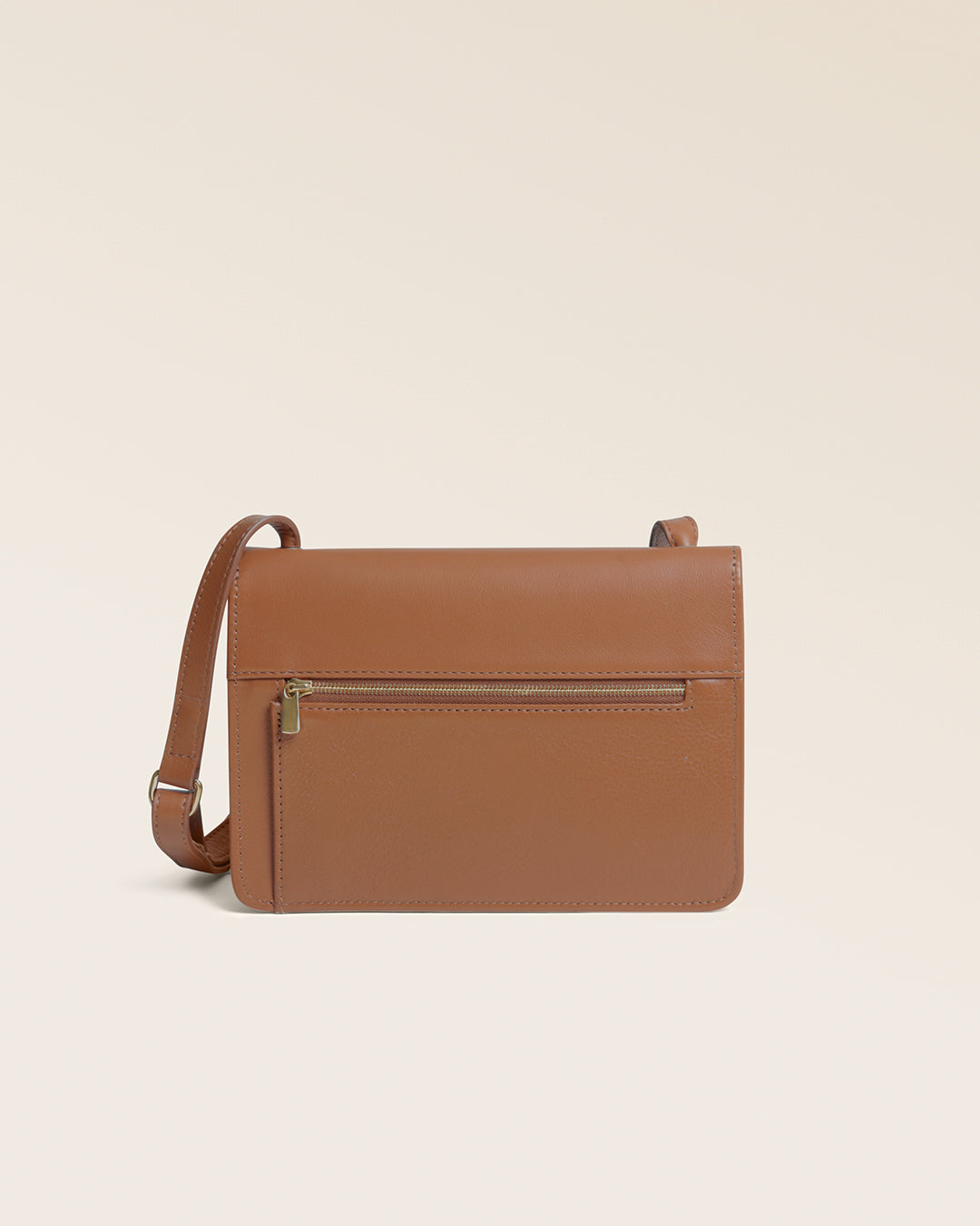 Notre pochette Fréhel Renouard en cuir vintage camel, vue de dos en studio.