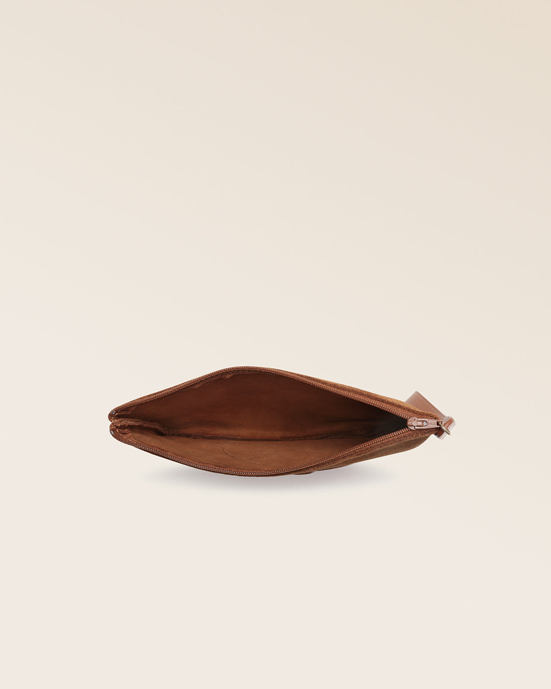 Notre pochette Galop Renouard en cuir veau velours noisette, vue du dessus en studio.