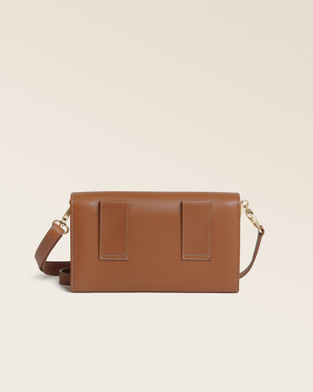 Notre pochette Raphaël Renouard en cuir vintage camel, vue de dos en studio.