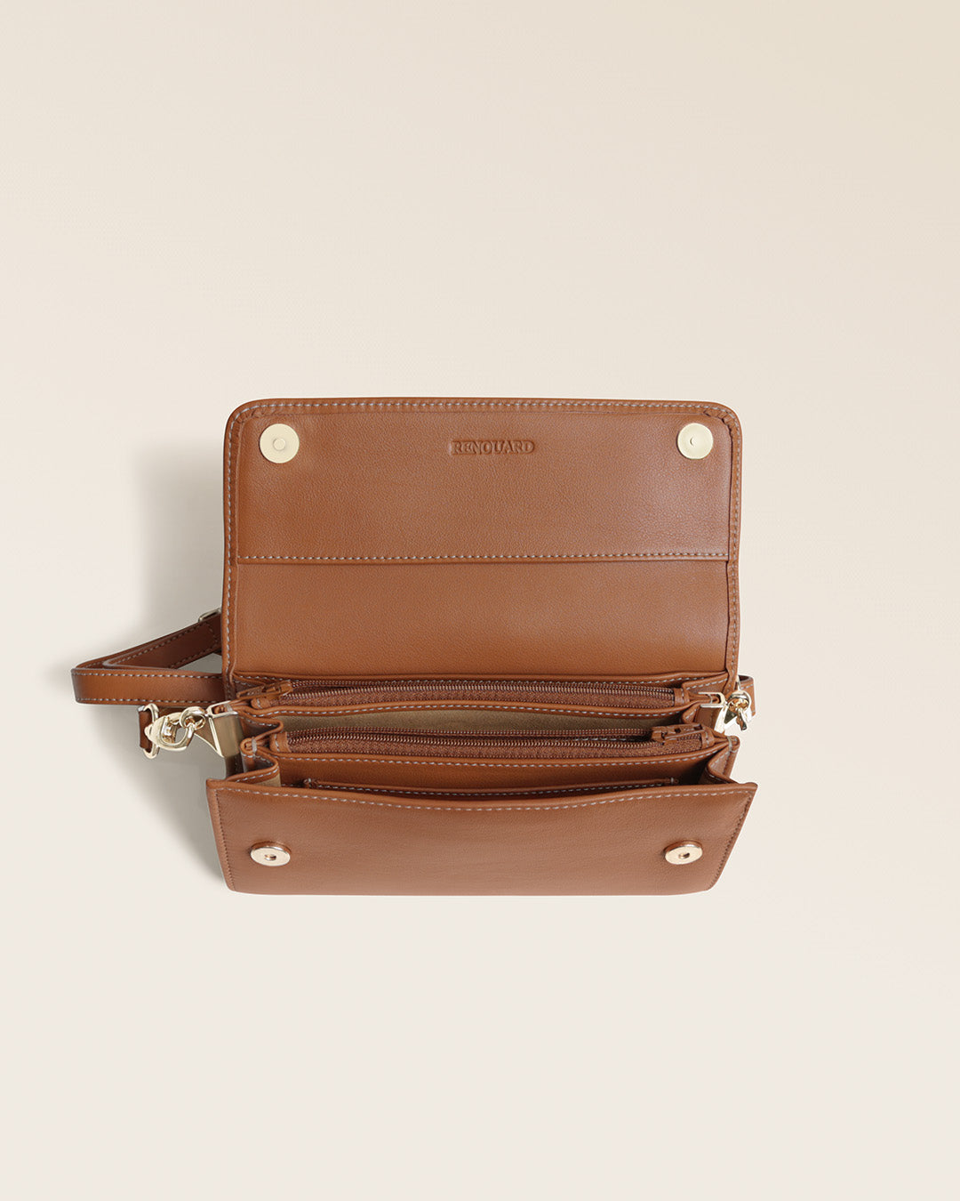 Notre pochette Raphaël Renouard en cuir vintage camel, vue ouverte en studio.
