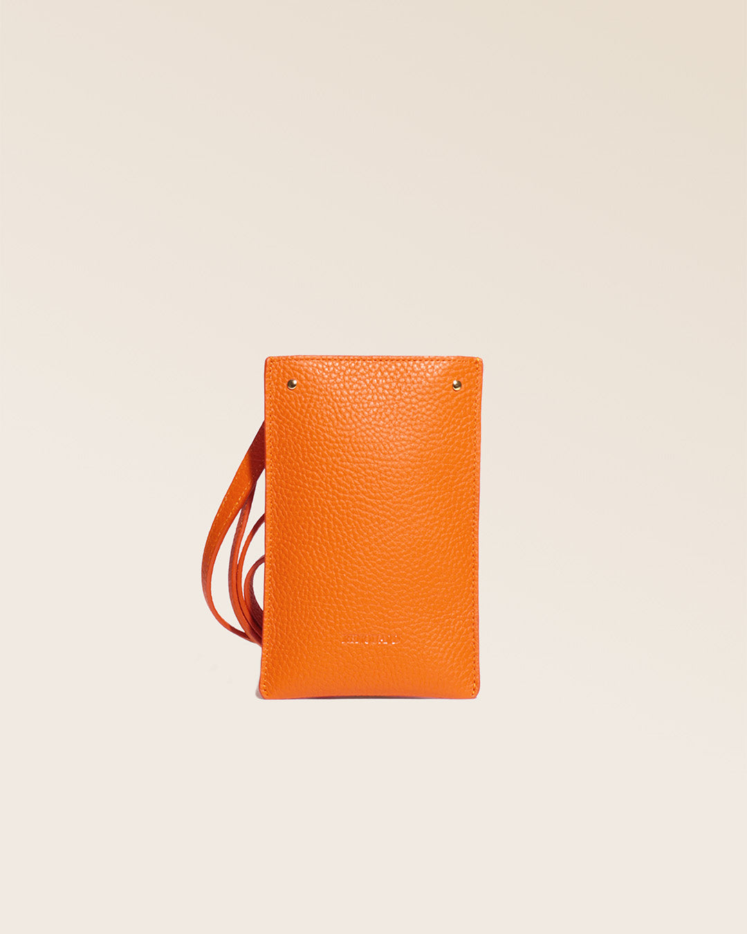 Notre pochette téléphone Renouard en cuir façon vigogne orange vue de face en studio.
