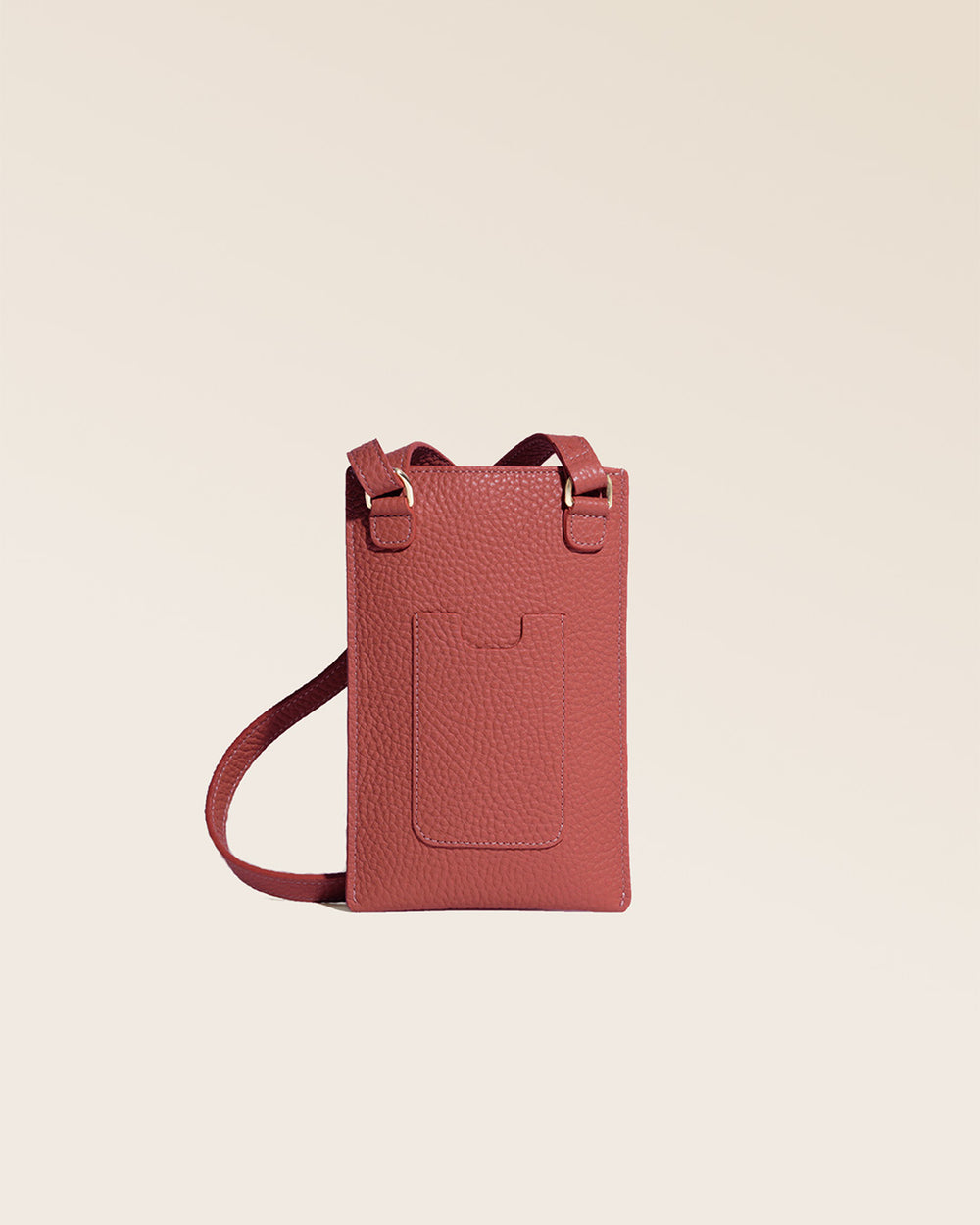 Notre pochette téléphone Renouard en cuir façon vigogne terracotta vue de dos en studio. 