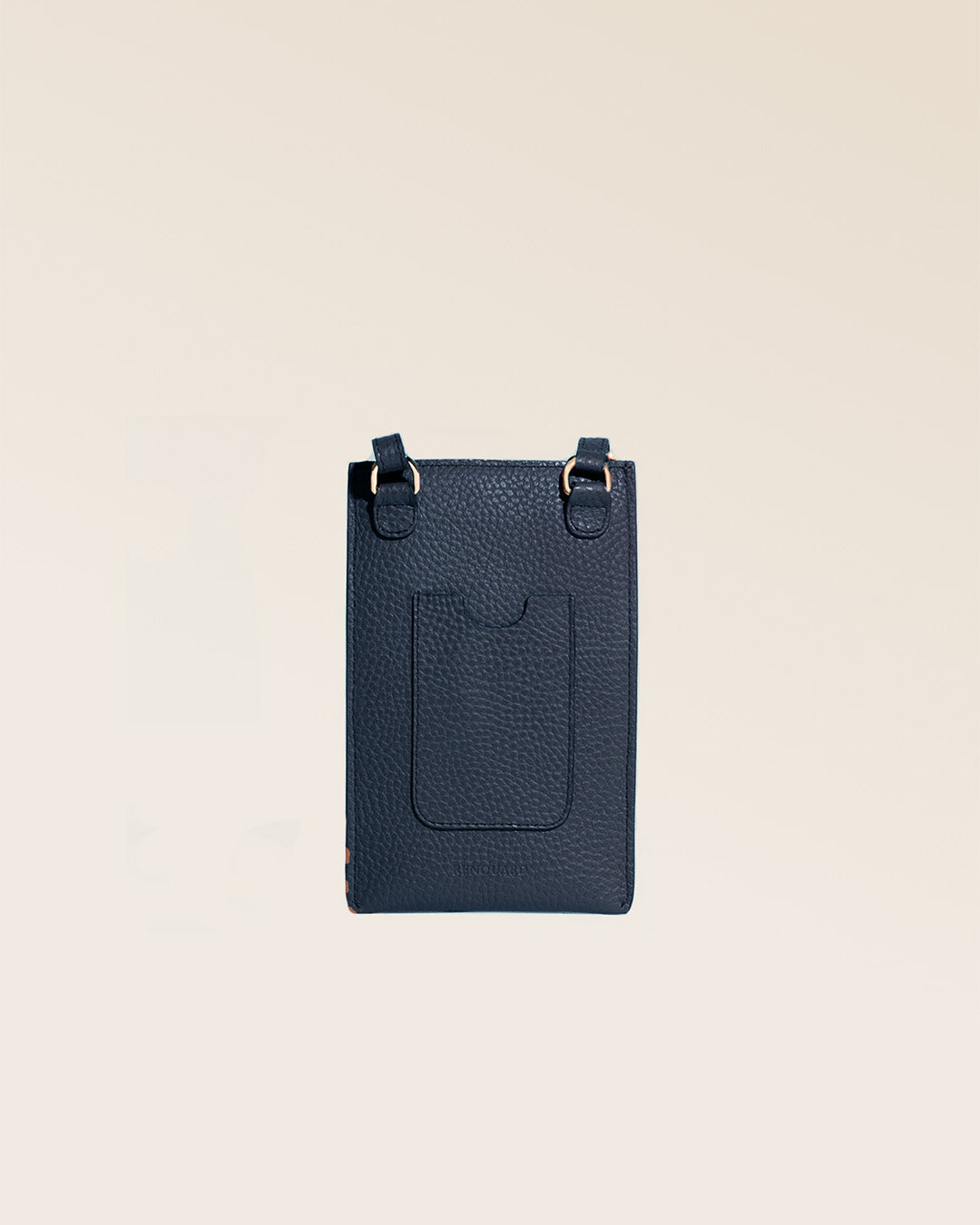 Notre pochette téléphone Étrivière en cuir façon vigogne bleu marine vue de dos en studio.