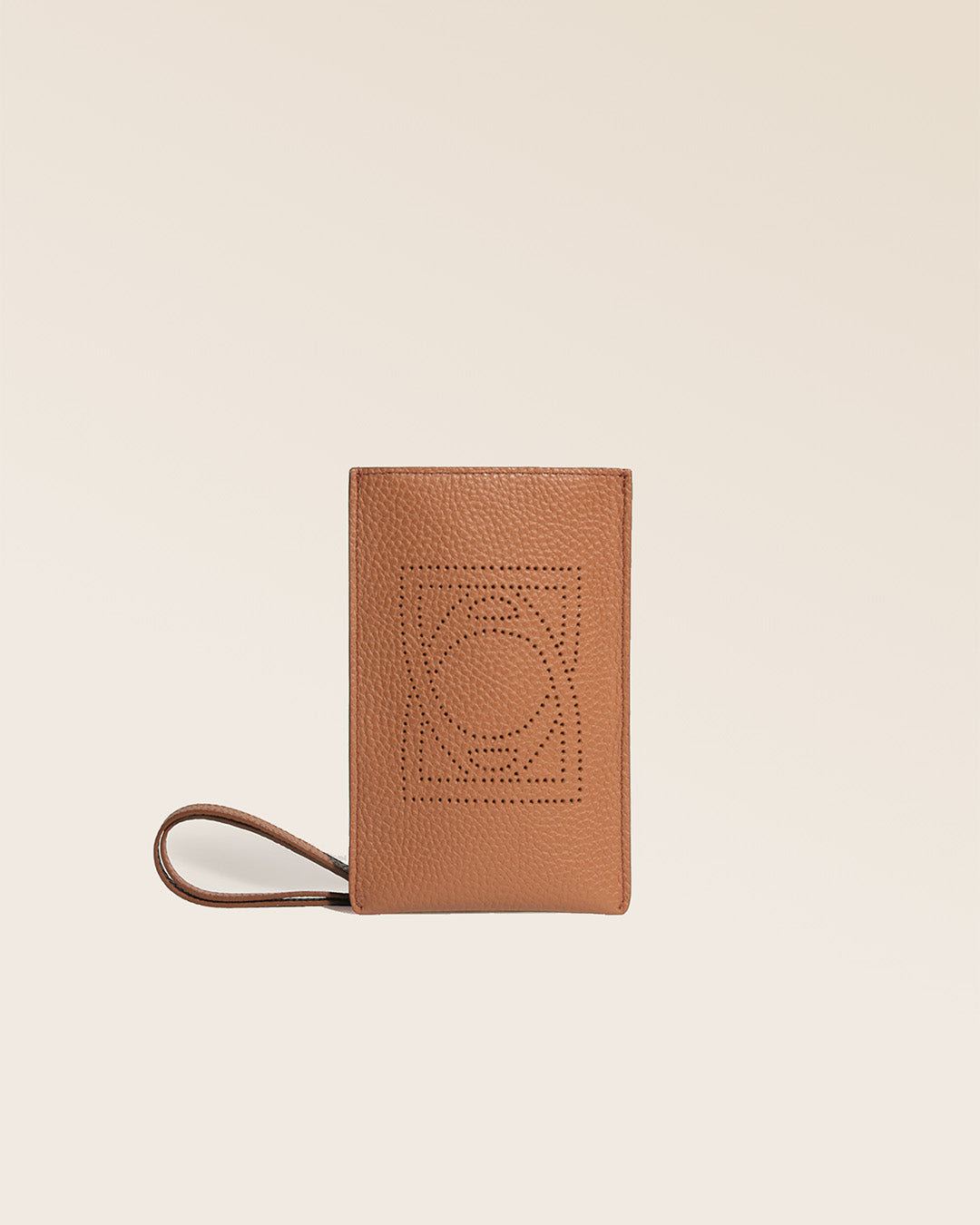 La pochette téléphone Étrivière en cuir façon vigogne fauve vue de face en studio.