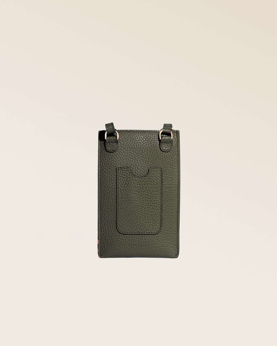Notre pochette téléphone Étrivière en cuir façon vigogne kaki vue de dos en studio.