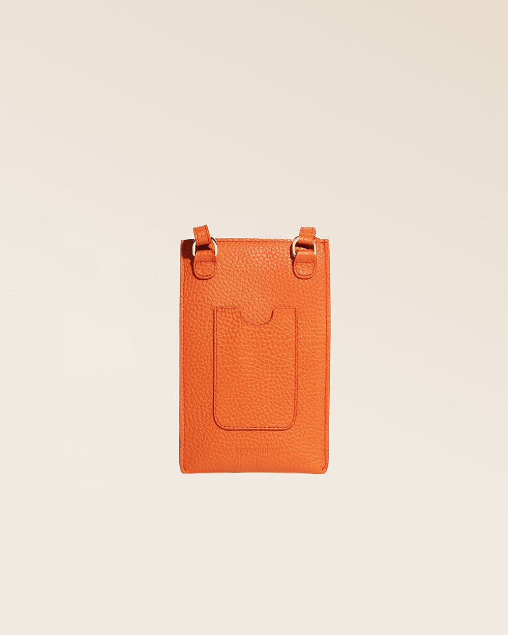 Notre pochette téléphone Étrivière en cuir façon vigogne orange vue de dos en studio.