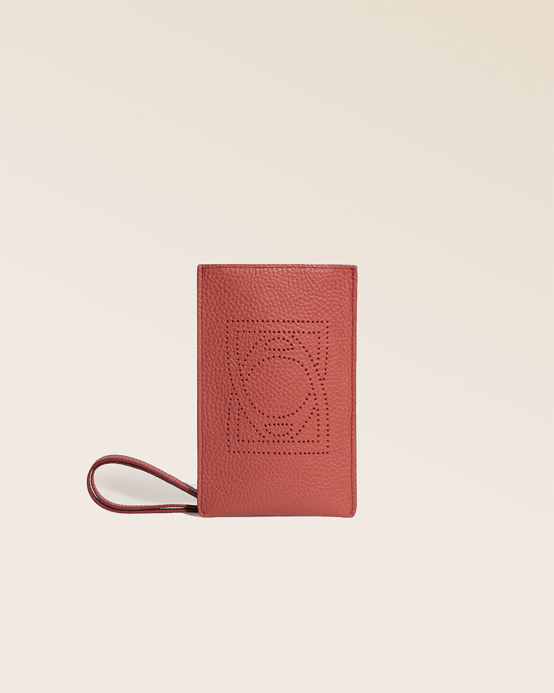 Notre pochette téléphone Étrivière en cuir façon vigogne terracotta vue de face en studio.