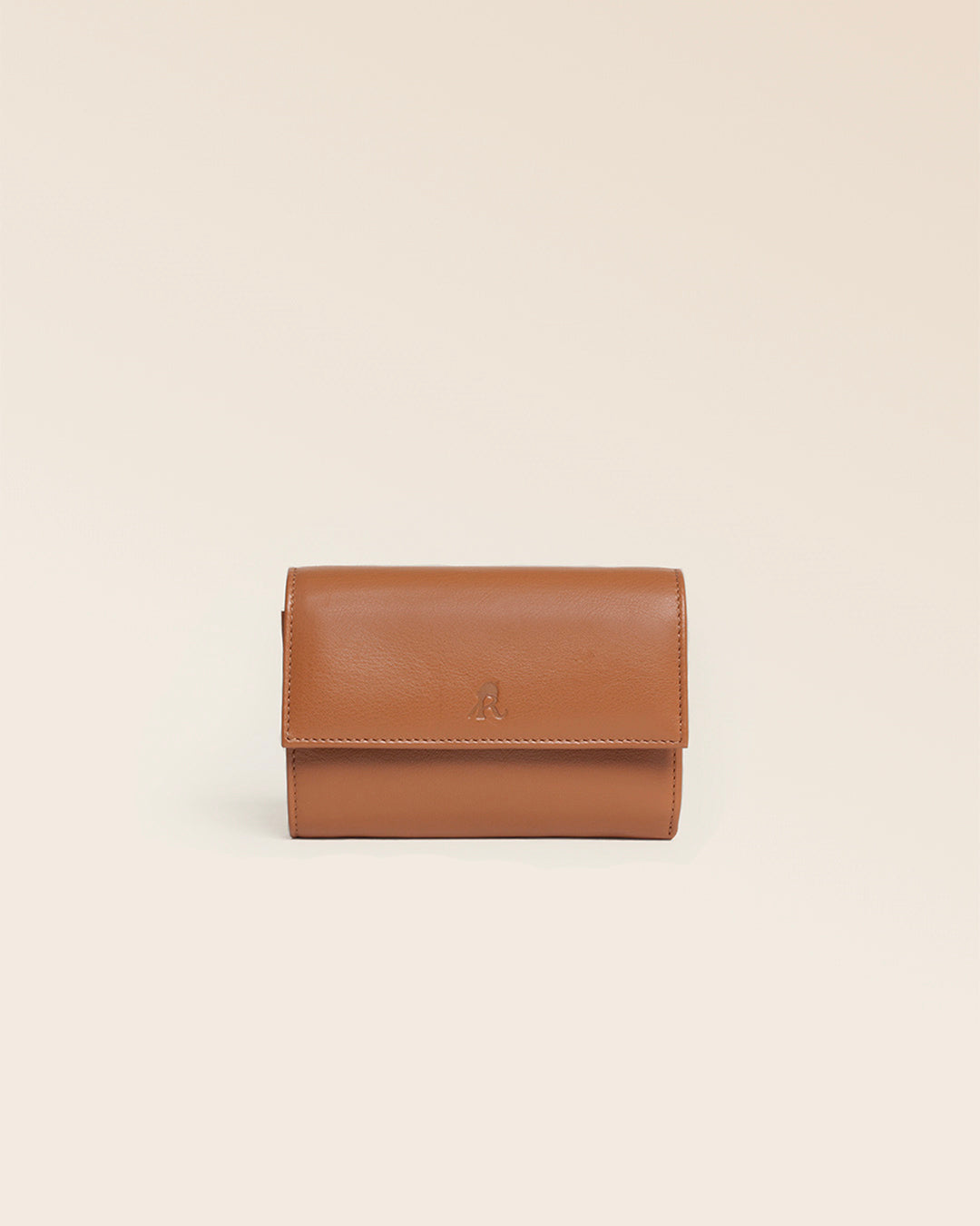 Notre porte-monnaie Opale Renouard en cuir vintage camel, vu de face en studio.