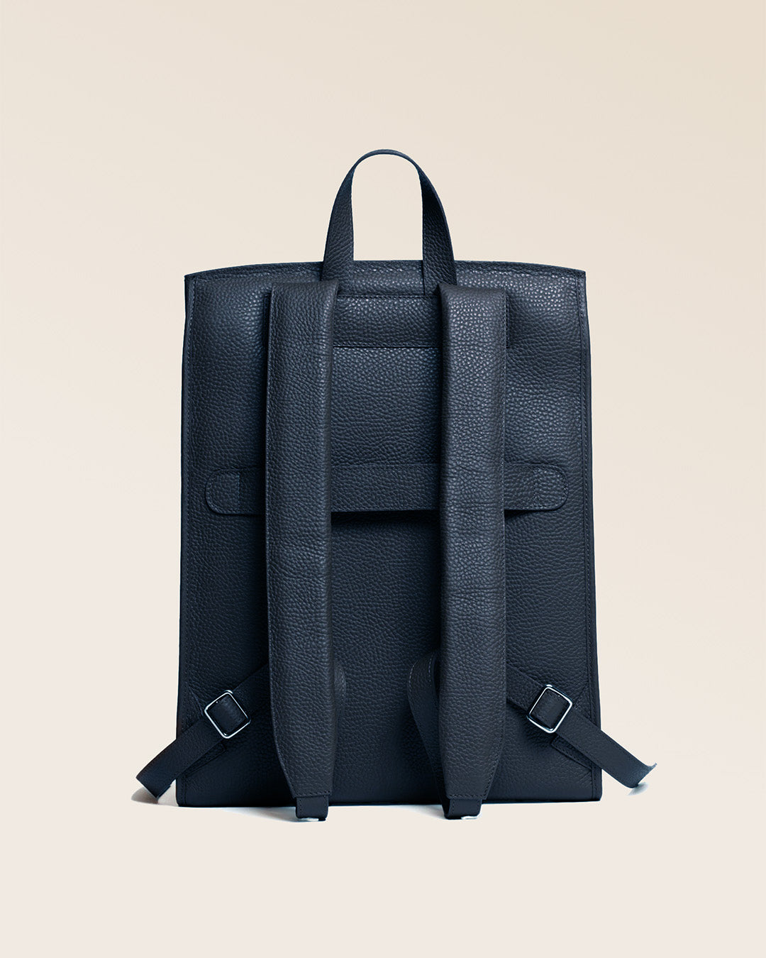 Notre sac à dos Alex en version cuir façon vigogne bleu marine vu de dos.