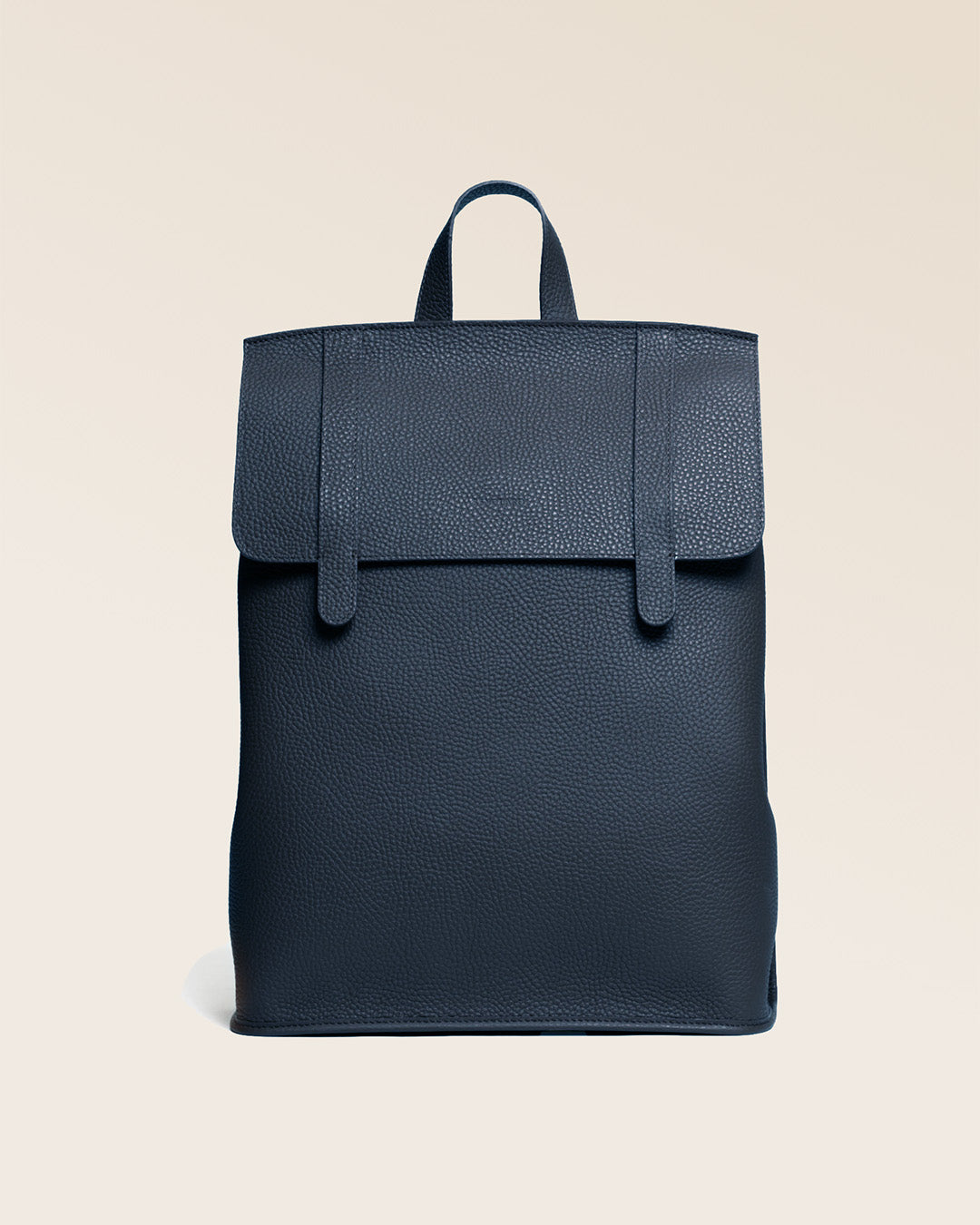 Notre sac à dos Alex en version cuir façon vigogne bleu marine vu de face.