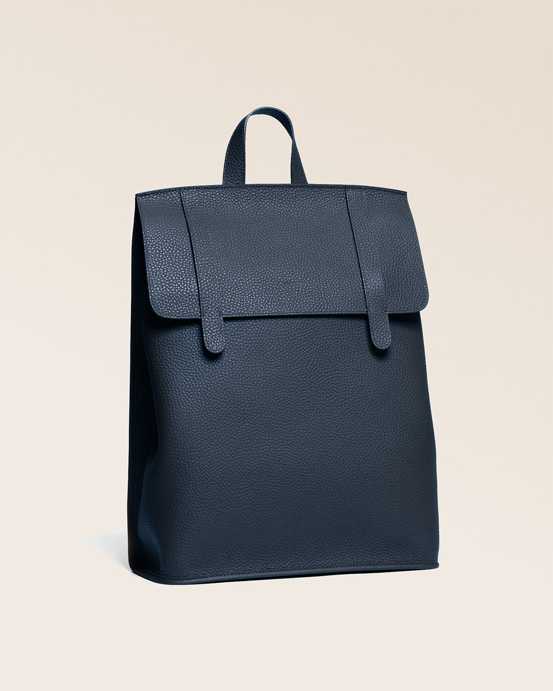 Notre sac à dos Alex en version cuir façon vigogne bleu marine vu de quart.