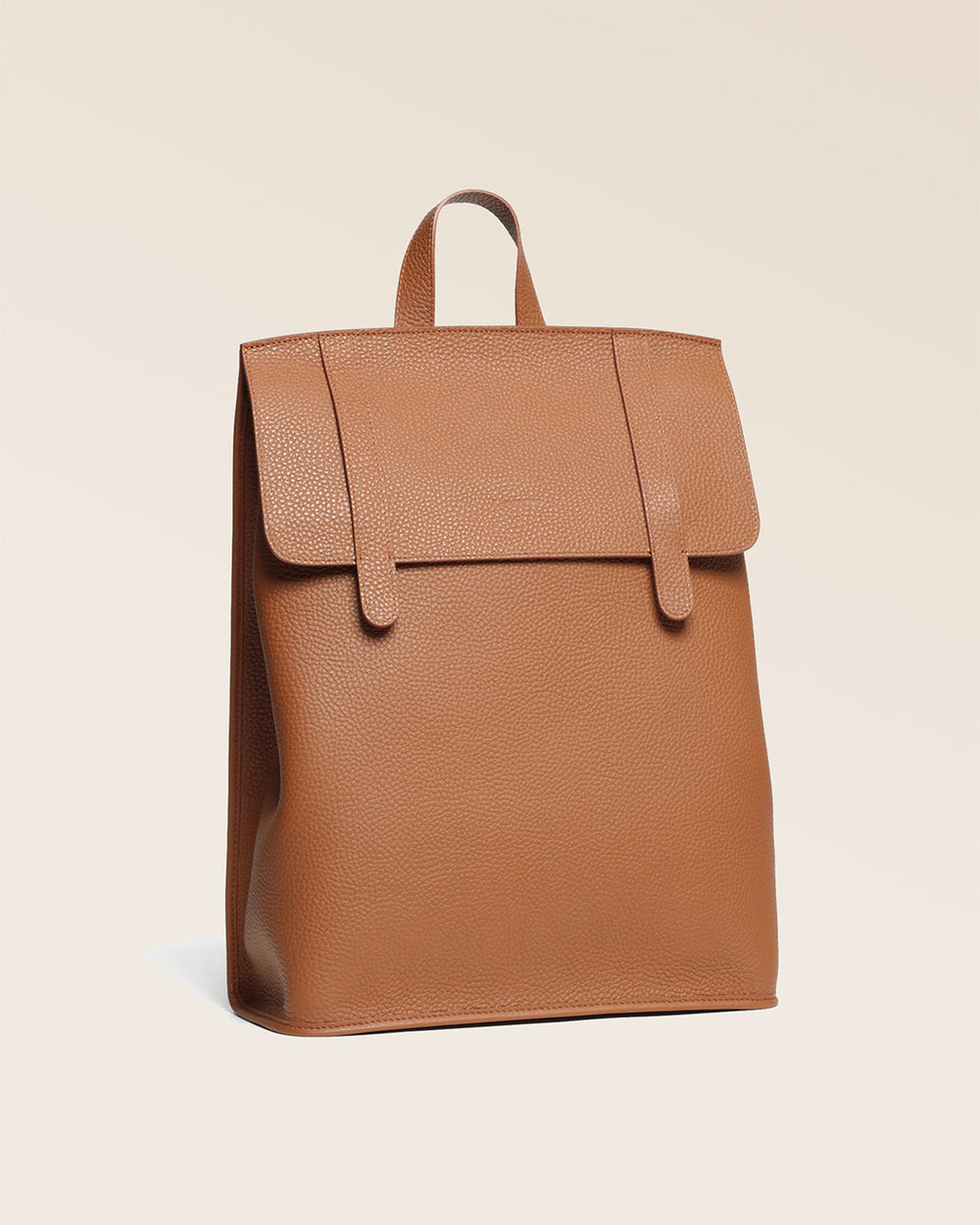 Notre sac à dos Alex en version cuir façon vigogne fauve vu de quart.