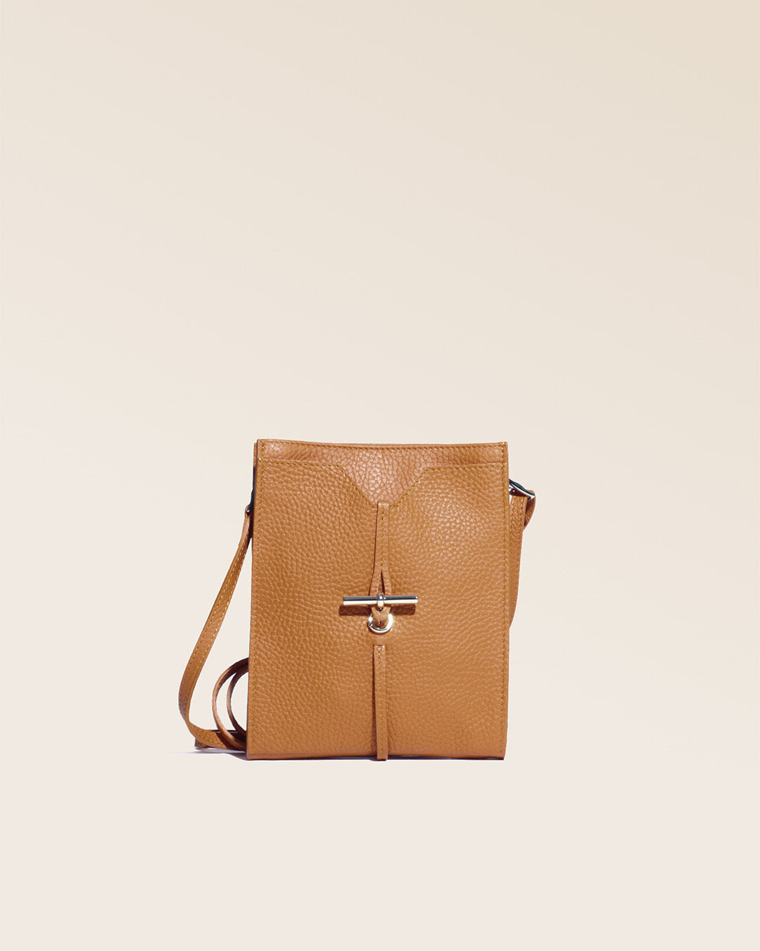 Notre pochette Aglaé en cuir fauve vue de face. 