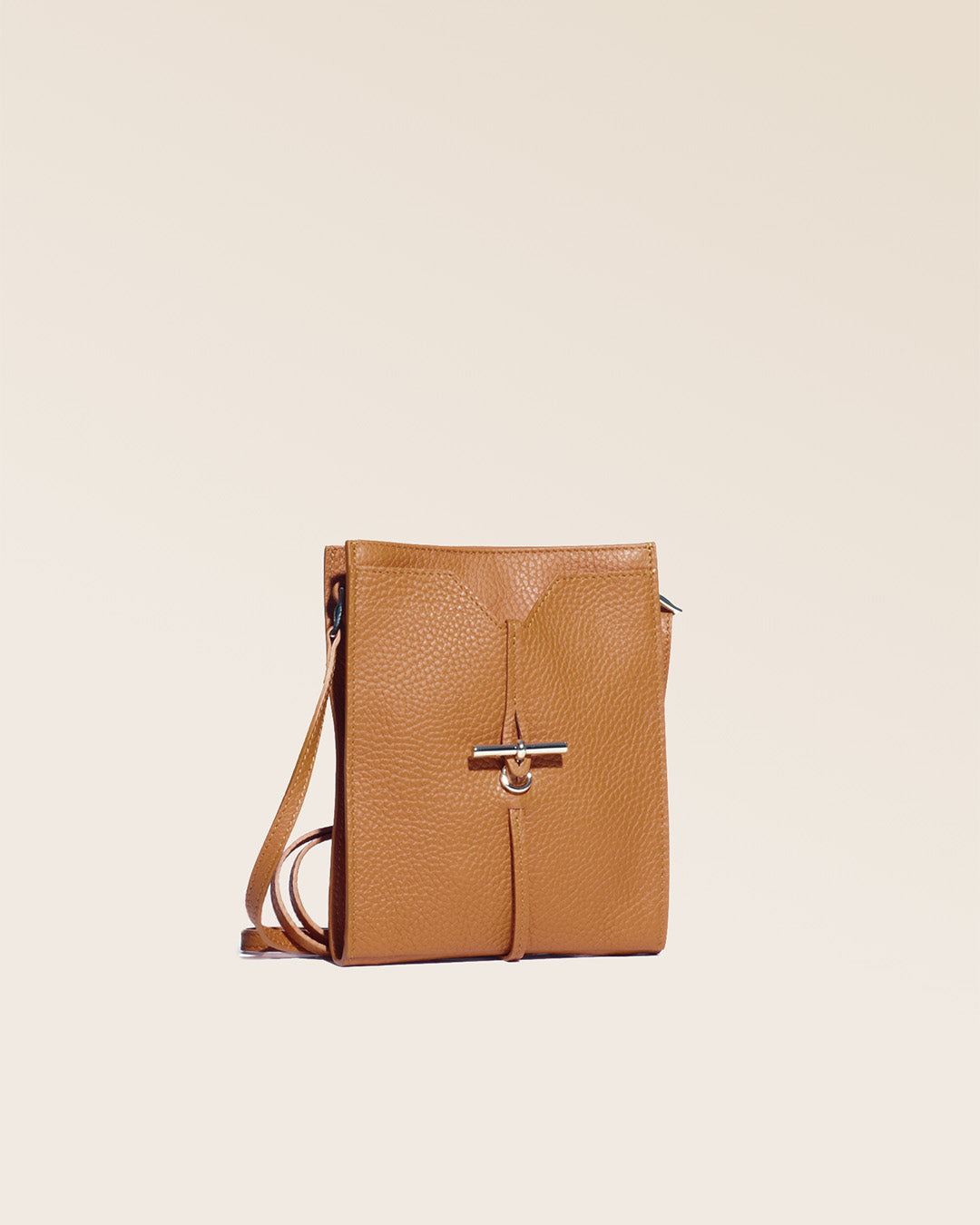 Notre pochette Aglaé en cuir fauve vue de côté. 