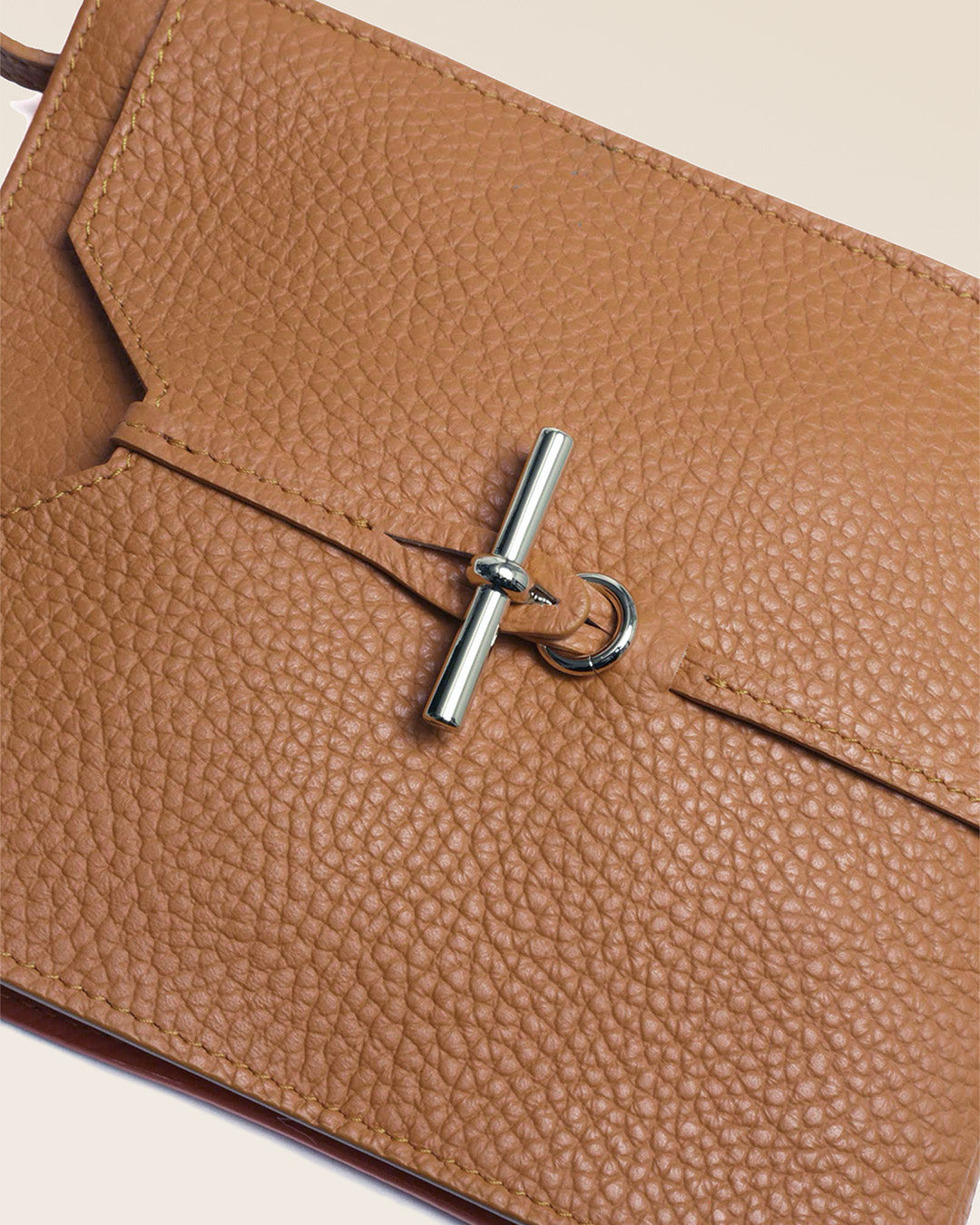 Notre pochette Aglaé en cuir fauve vue de près.